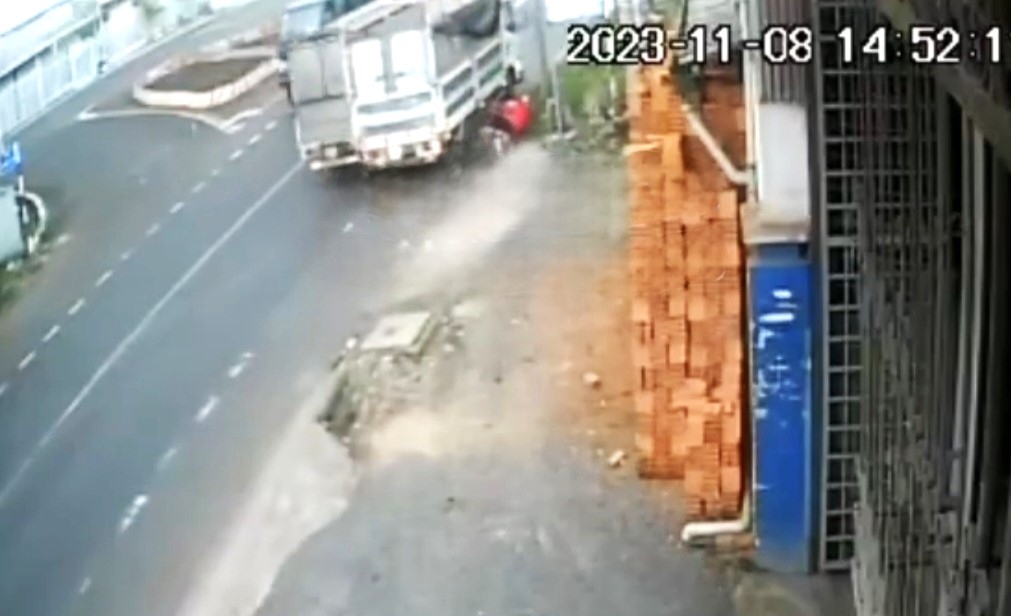 Xe tải do Nguyễn Hữu Tình điều khiển lấn qua bên phải đường vượt ẩu gây tai nạn với xe máy