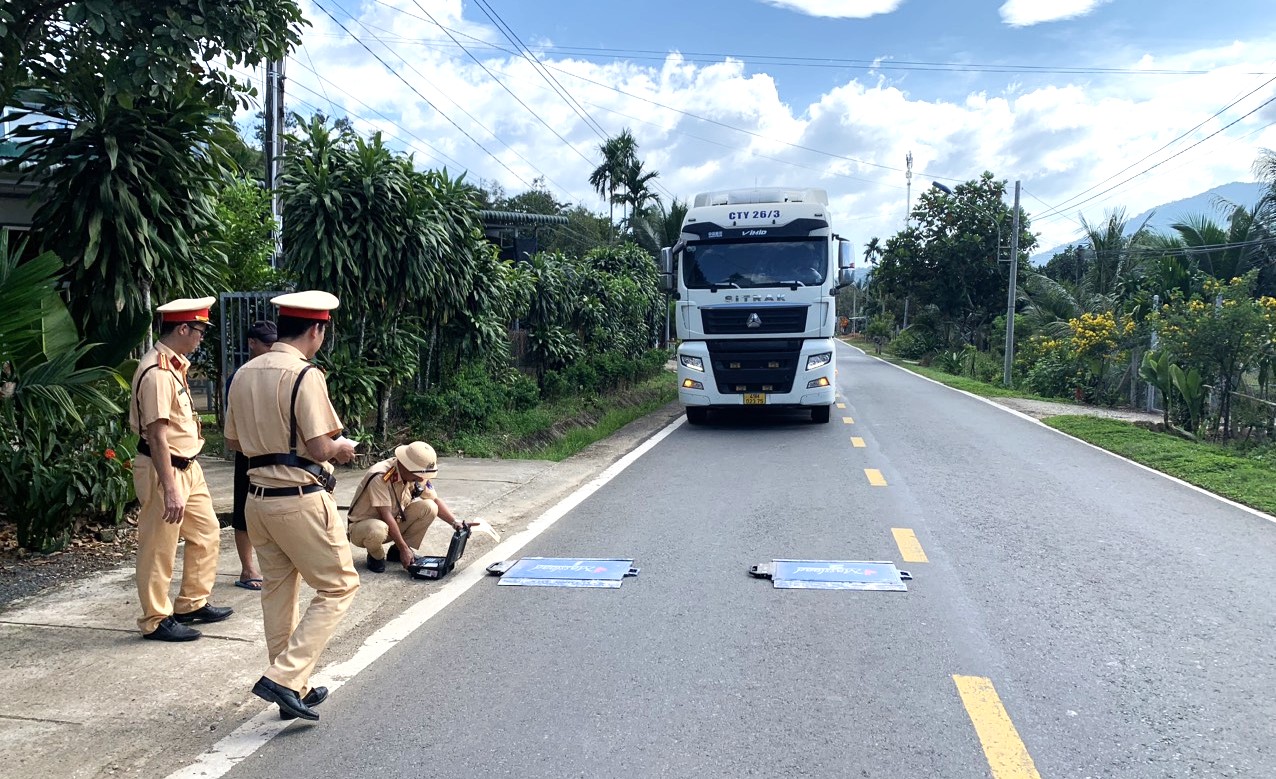 Lực lượng CSGT Công an huyện Đạ Huoai lập chốt kiểm tra trọng tải xe chở đá tại mỏ đá Hà Hưng vào sáng 30/11