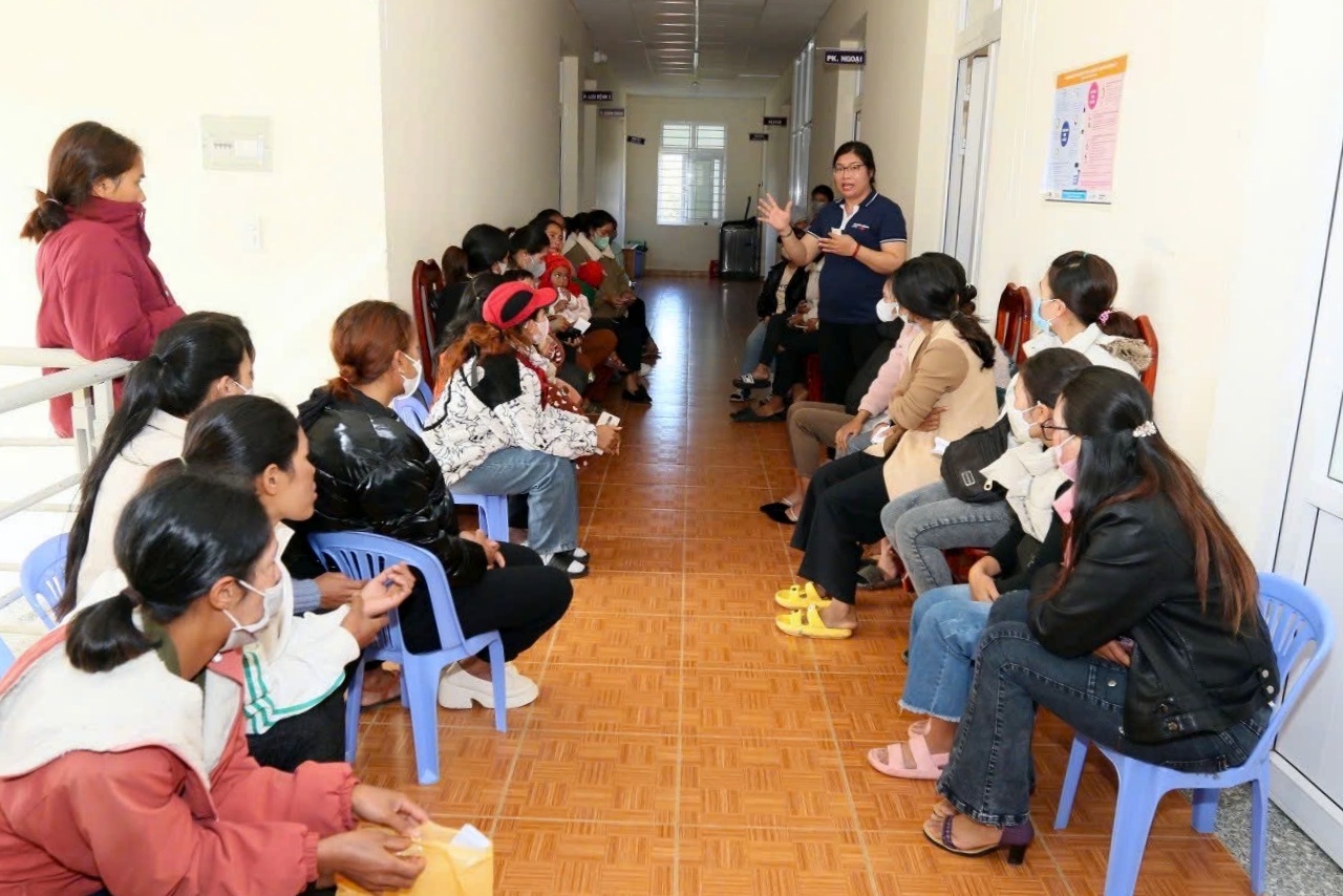 Bà Phạm Thị Ngoan –Điều phố viên dự án RESPOND tại Lâm Đồng tư vấn, thông tin về chiến dịch cấy que tránh thai miễn phí cho phụ nữ nghèo, DTTS tại Lâm Đồng