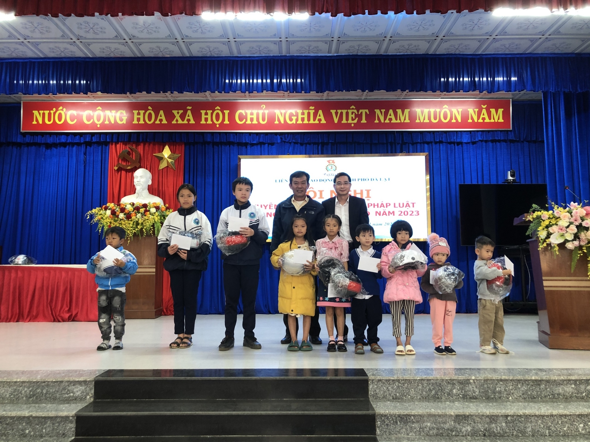 Tặng học bổng cho học sinh phường 11 và xã Xuân Thọ