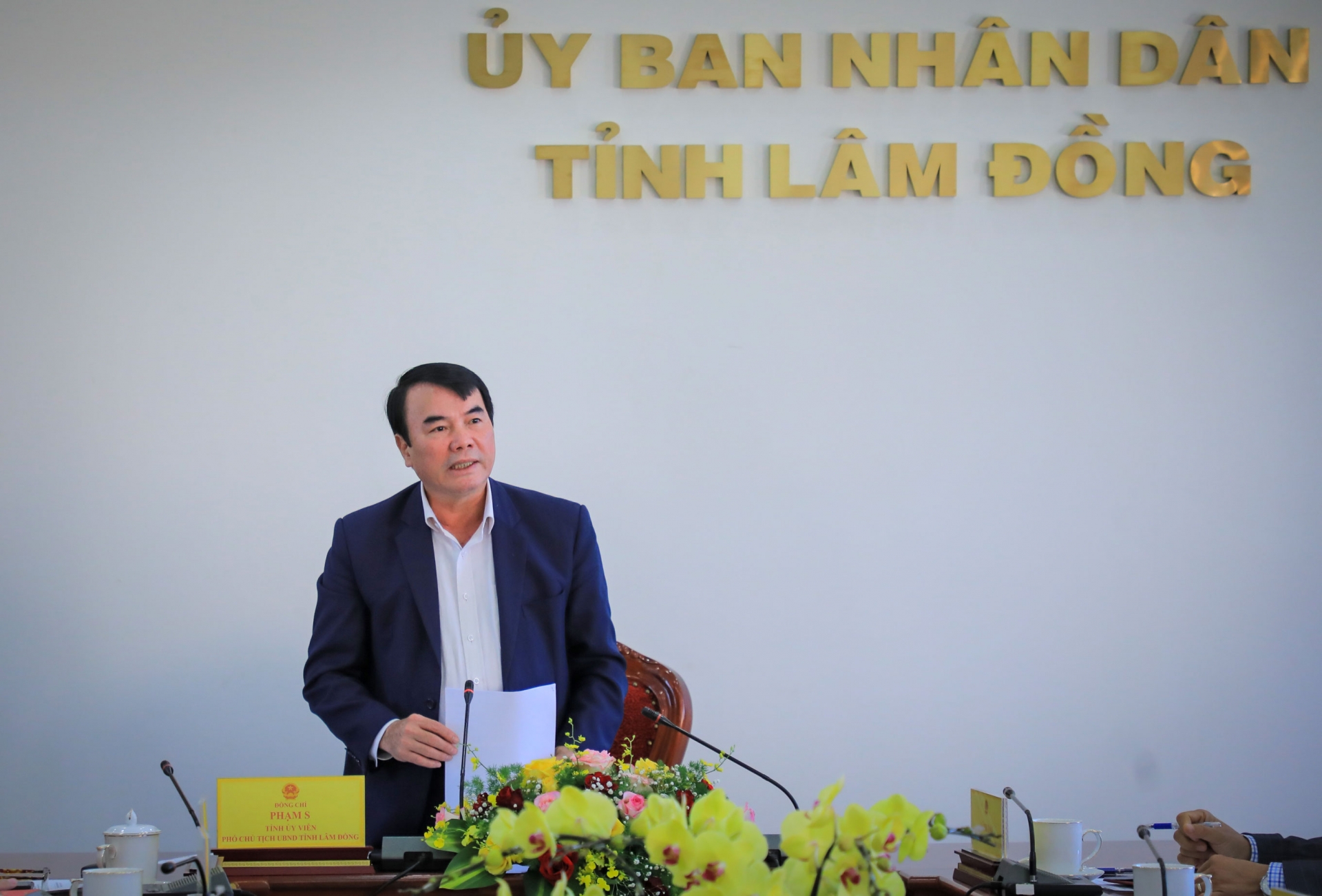 
Phó Chủ tịch UBND tỉnh Lâm Đồng Phạm S chỉ đạo tại buổi làm việc
