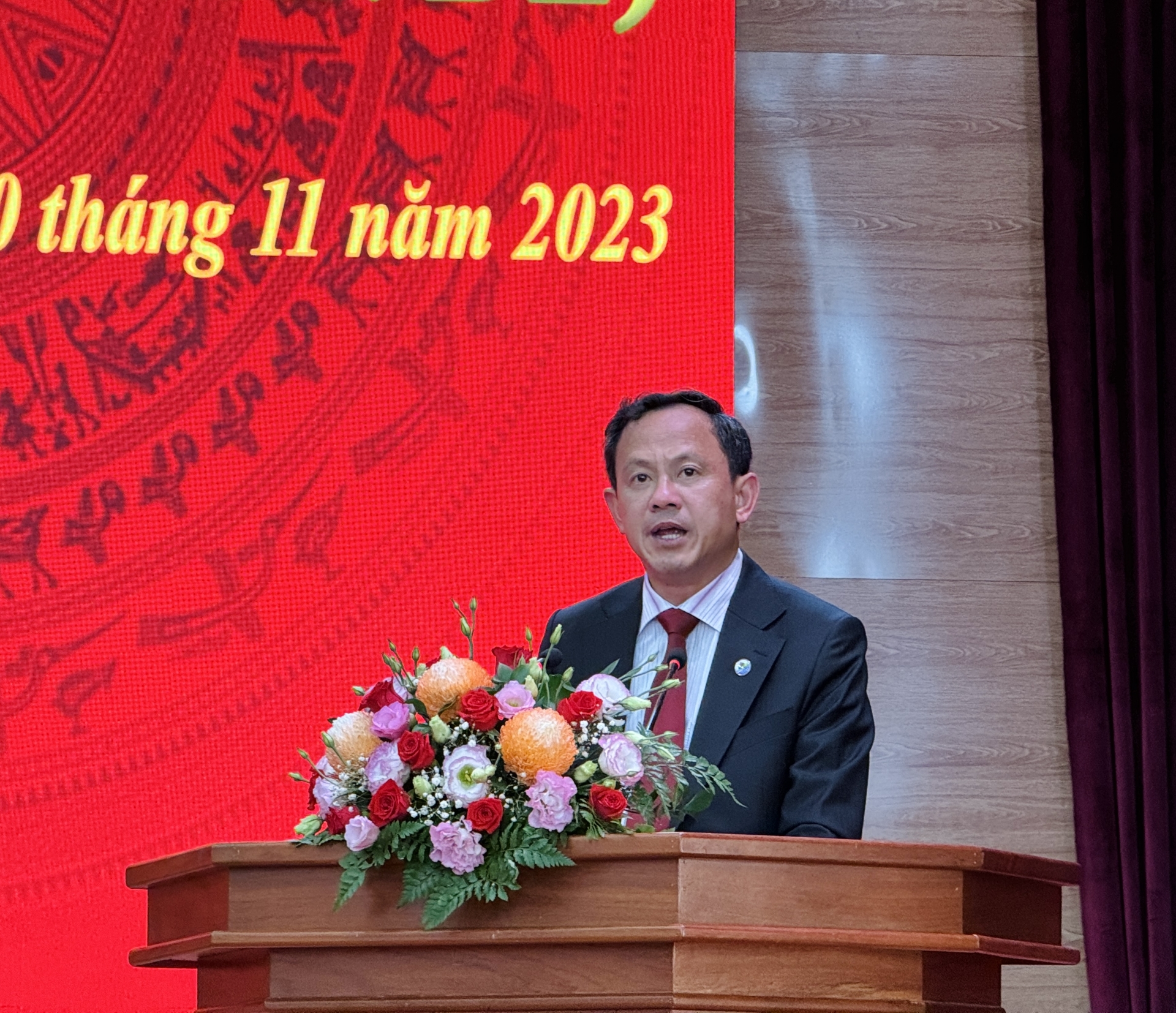 Bí thư Huyện ủy Trương Văn Tùng phát biểu tại kỳ họp