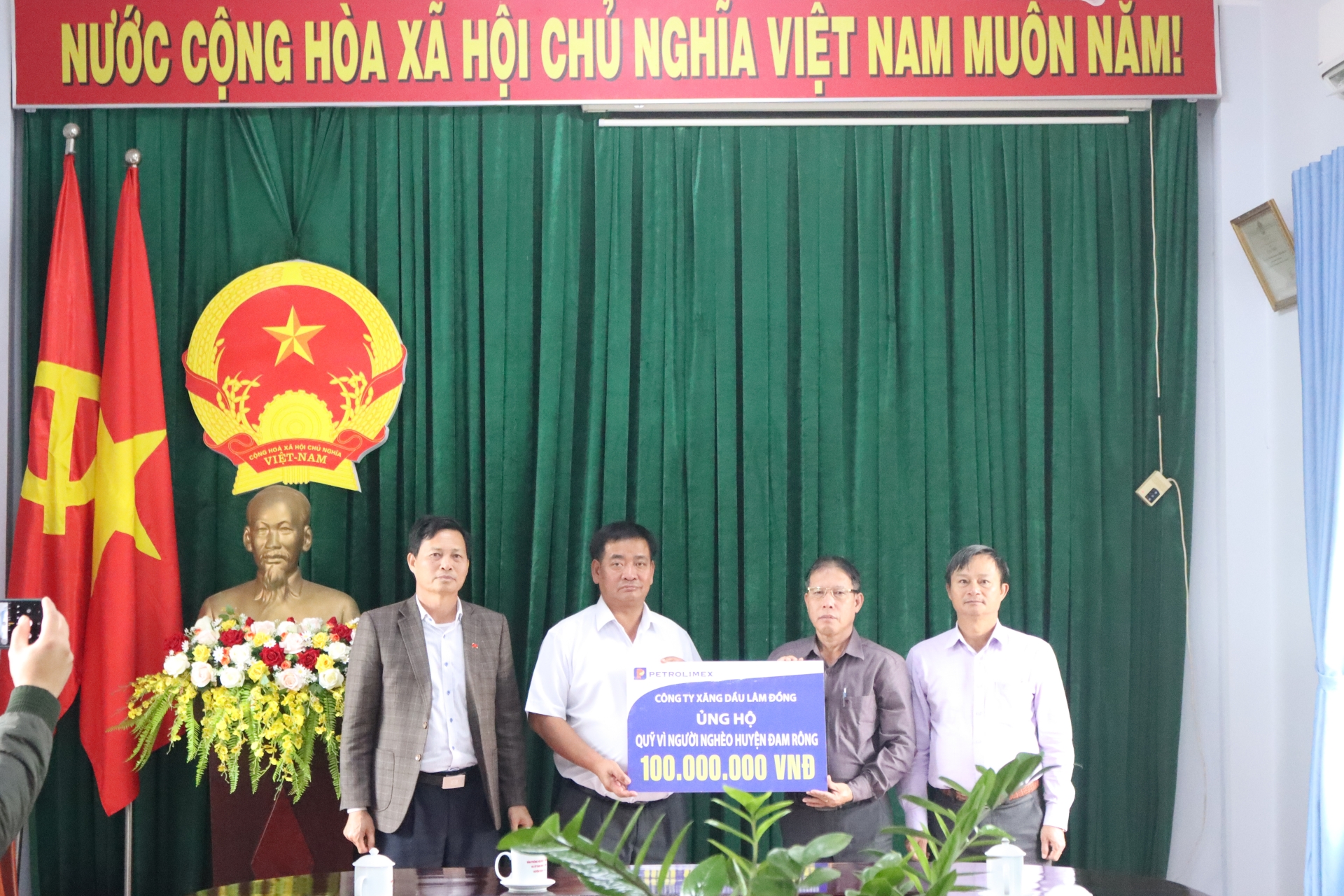 Tiếp nhận 100 triệu đồng quỹ “Vì người nghèo” tại huyện Đam Rông