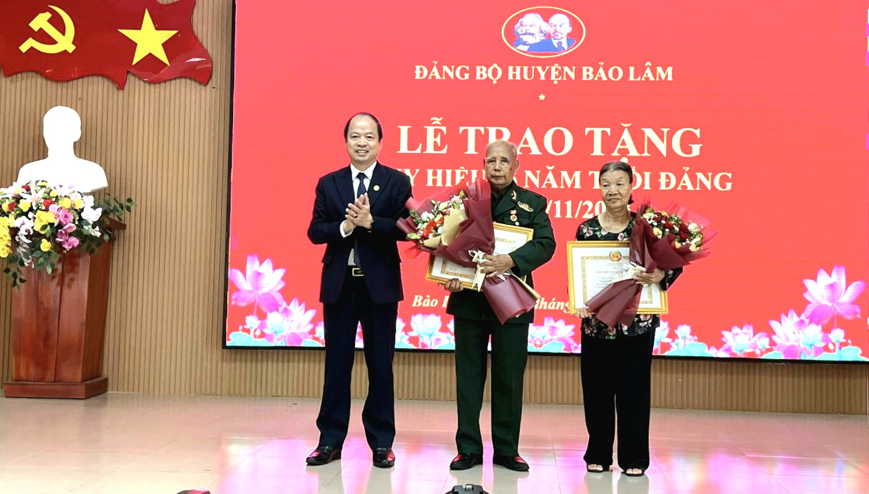 Bí thư Huyện ủy Bảo Lâm trao Huy hiệu Đảng cho các đảng viên lão thành