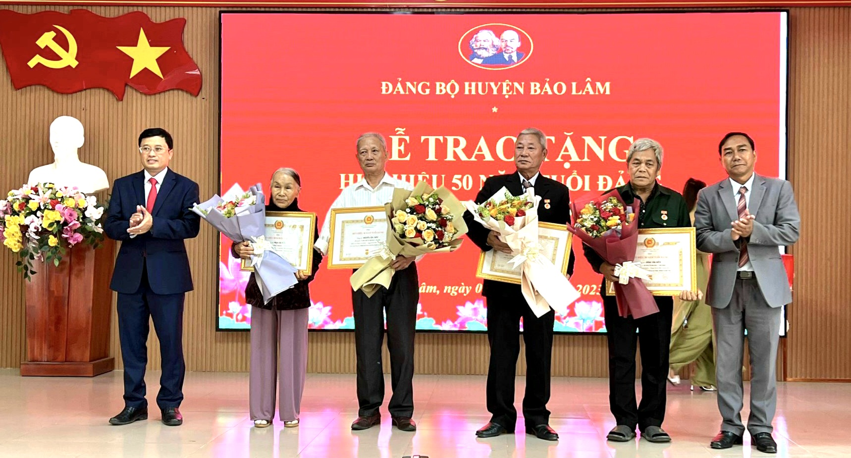Lãnh đạo huyện Bảo Lâm trao tặng Huy hiệu Đảng cho các đảng viên
