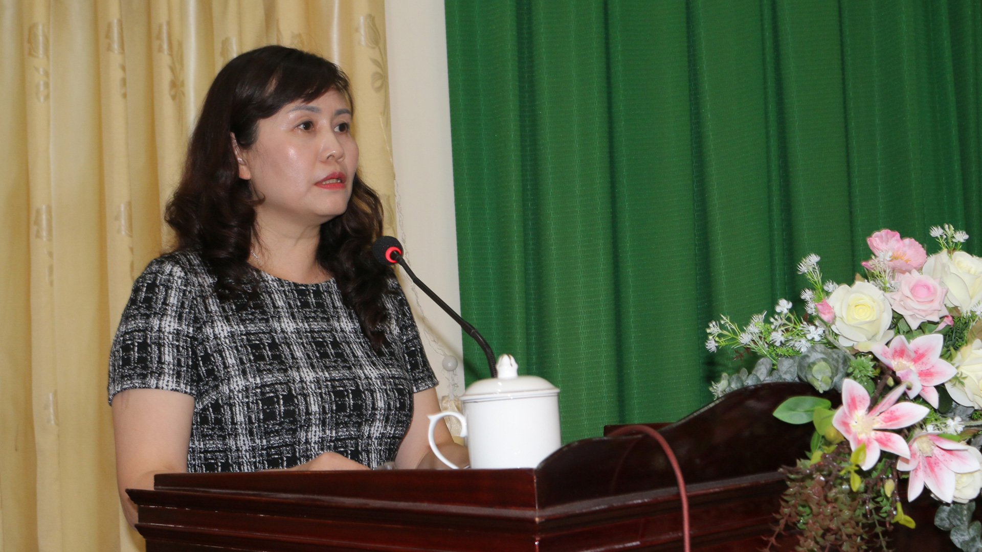 Thạc sĩ Lê Phương Thúy – Phó Trưởng Ban quản lý Bồi dưỡng, Học viện Hành chính Quốc gia phát biểu bế giảng lớp bồi dưỡng