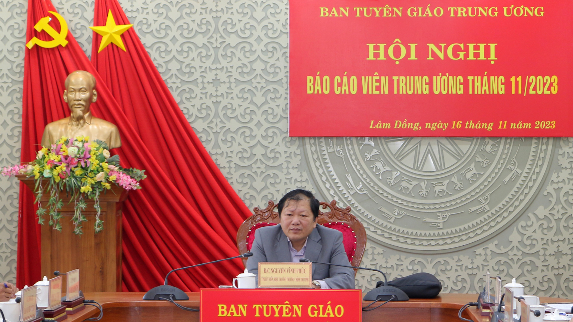 Đồng chí Nguyễn Vĩnh Phúc –  Hiệu trưởng Trường Chính trị tỉnh chủ trì hội nghị tại điểm cầu Lâm Đồng
