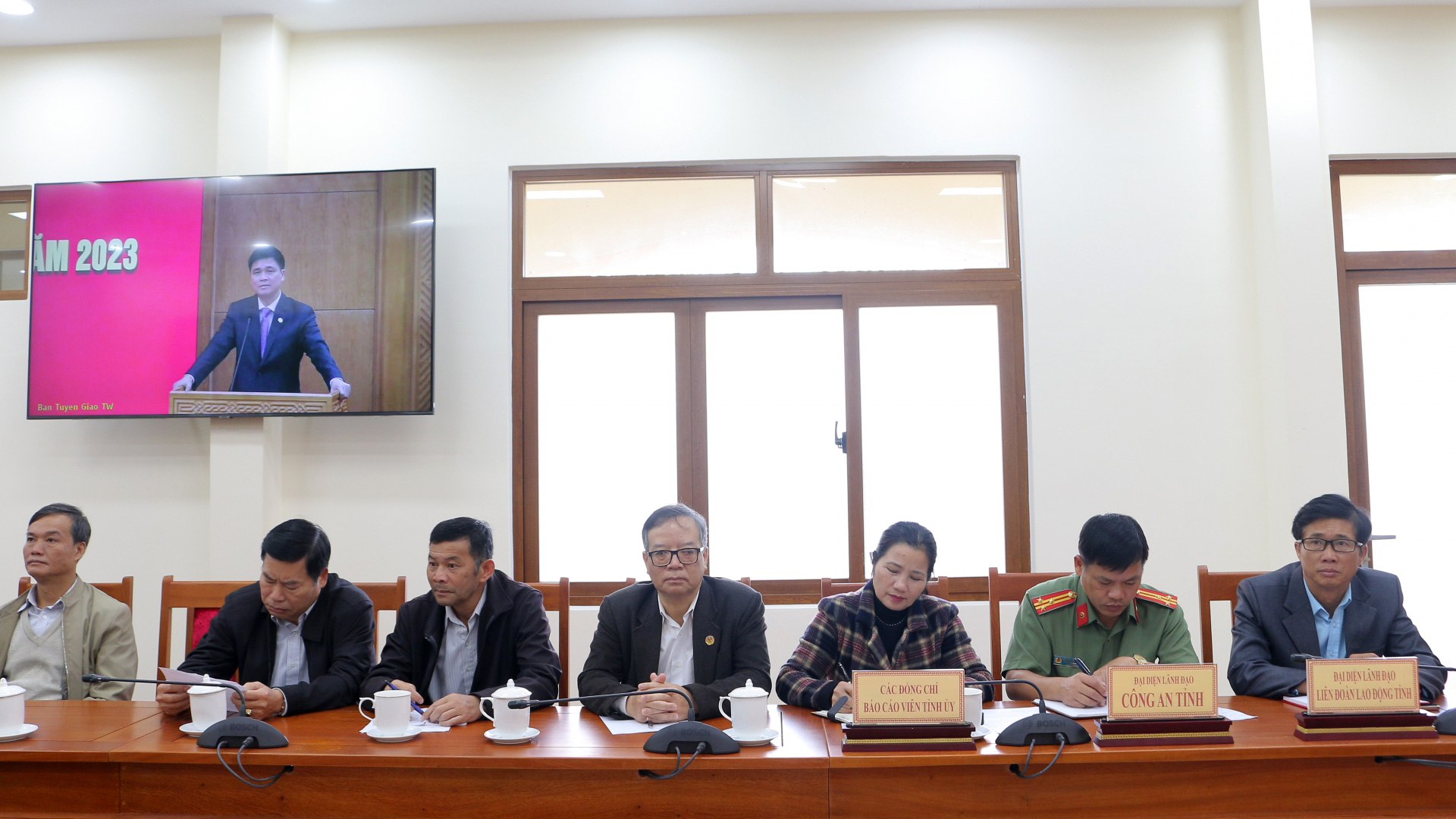 Các đồng chí báo cáo viên Tỉnh ủy tham dự hội nghị tại điểm cầu Lâm Đồng