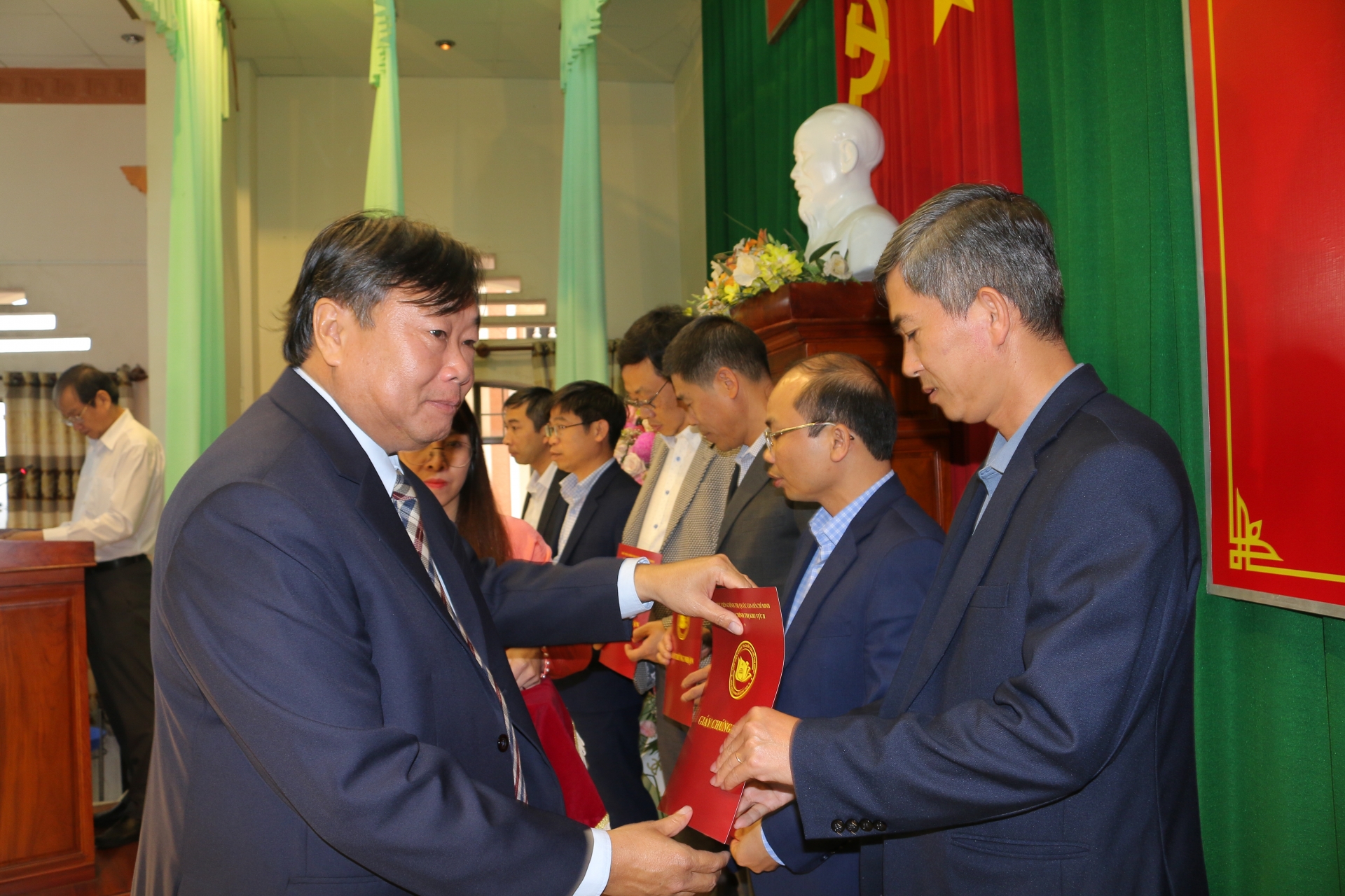 PGS. TS Nguyễn Quốc Dũng - Giám đốc Học viện Chính trị Khu vực II trao giấy chứng nhận cho các học viên