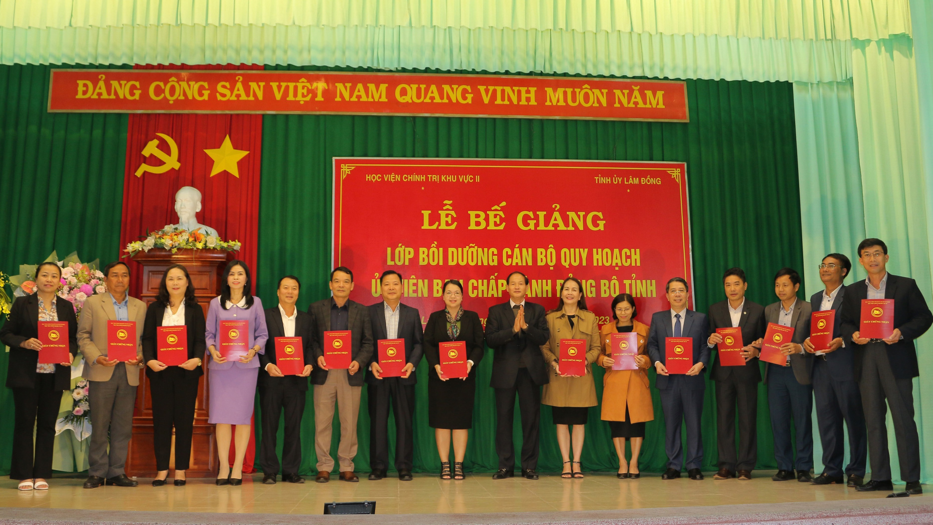 Đồng chí Nguyễn Trọng Ánh Đông - Ủy viên Ban Thường vụ, Trưởng Ban Tổ chức Tỉnh ủy, Phó Trưởng Ban Chỉ đạo lớp bồi dưỡng trao giấy chứng nhận cho các học viên