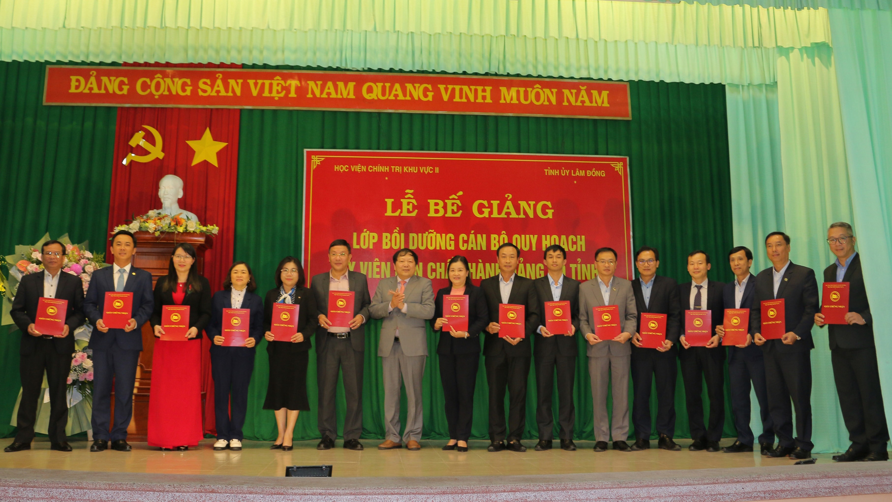 Đồng chí Nguyễn Vĩnh Phúc - Hiệu trưởng Trường Chính trị tỉnh, thành viên Ban Chỉ đạo lớp bồi dưỡng trao giấy chứng nhận cho các học viên