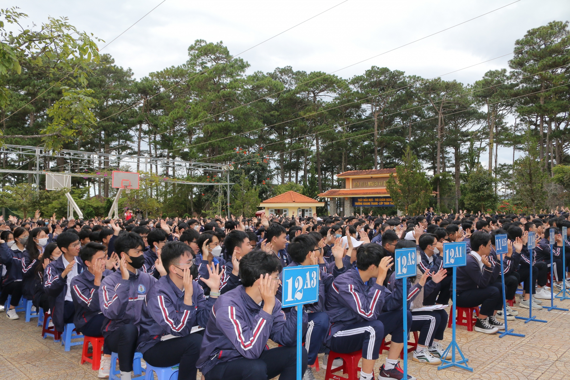 Đông đảo học sinh Trường THPT Trần Phú hào hứng tham gia chương trình

