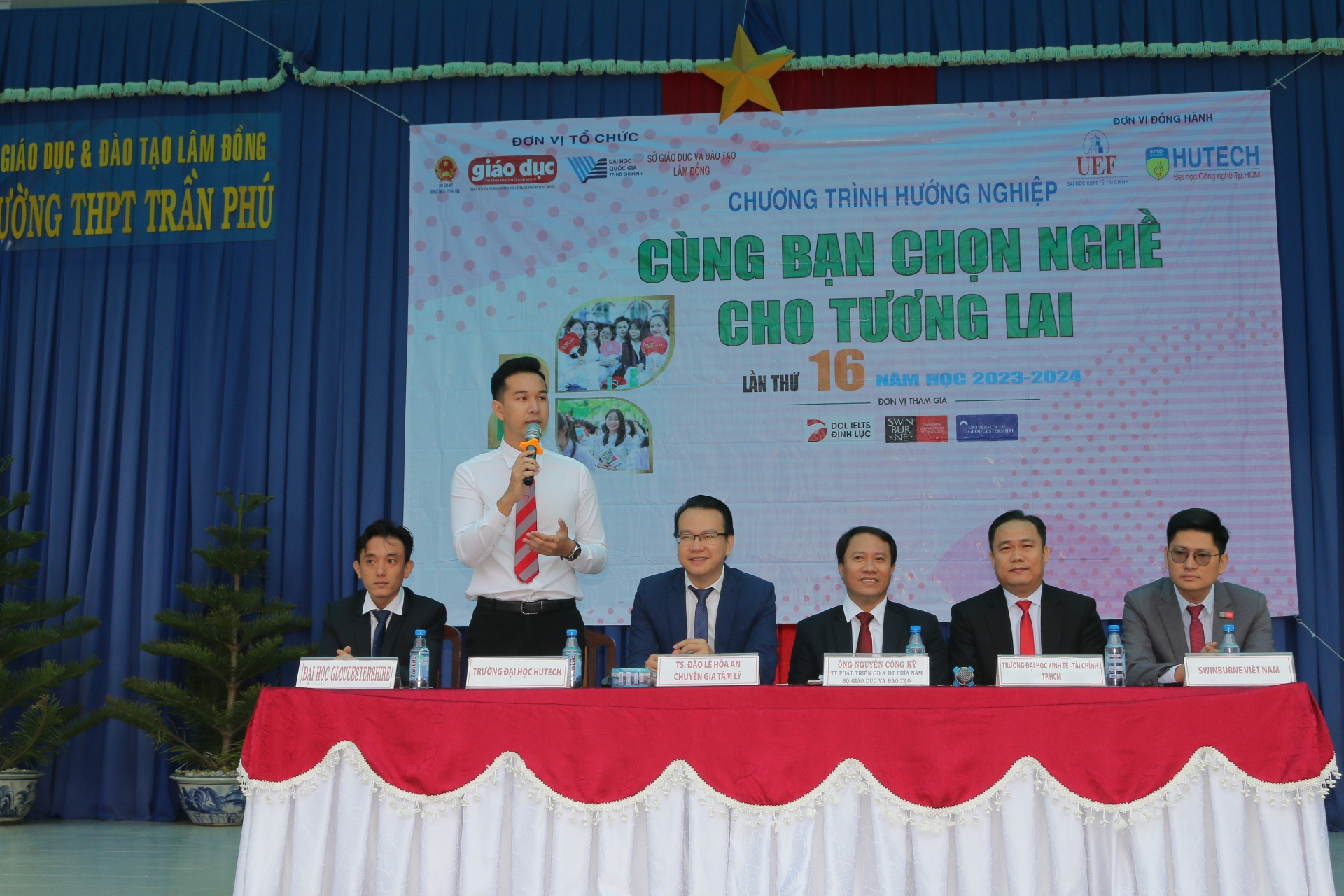 Đại diện các trường đại học tư vấn hướng nghiệp cho học sinh Trường THPT Trần Phú
