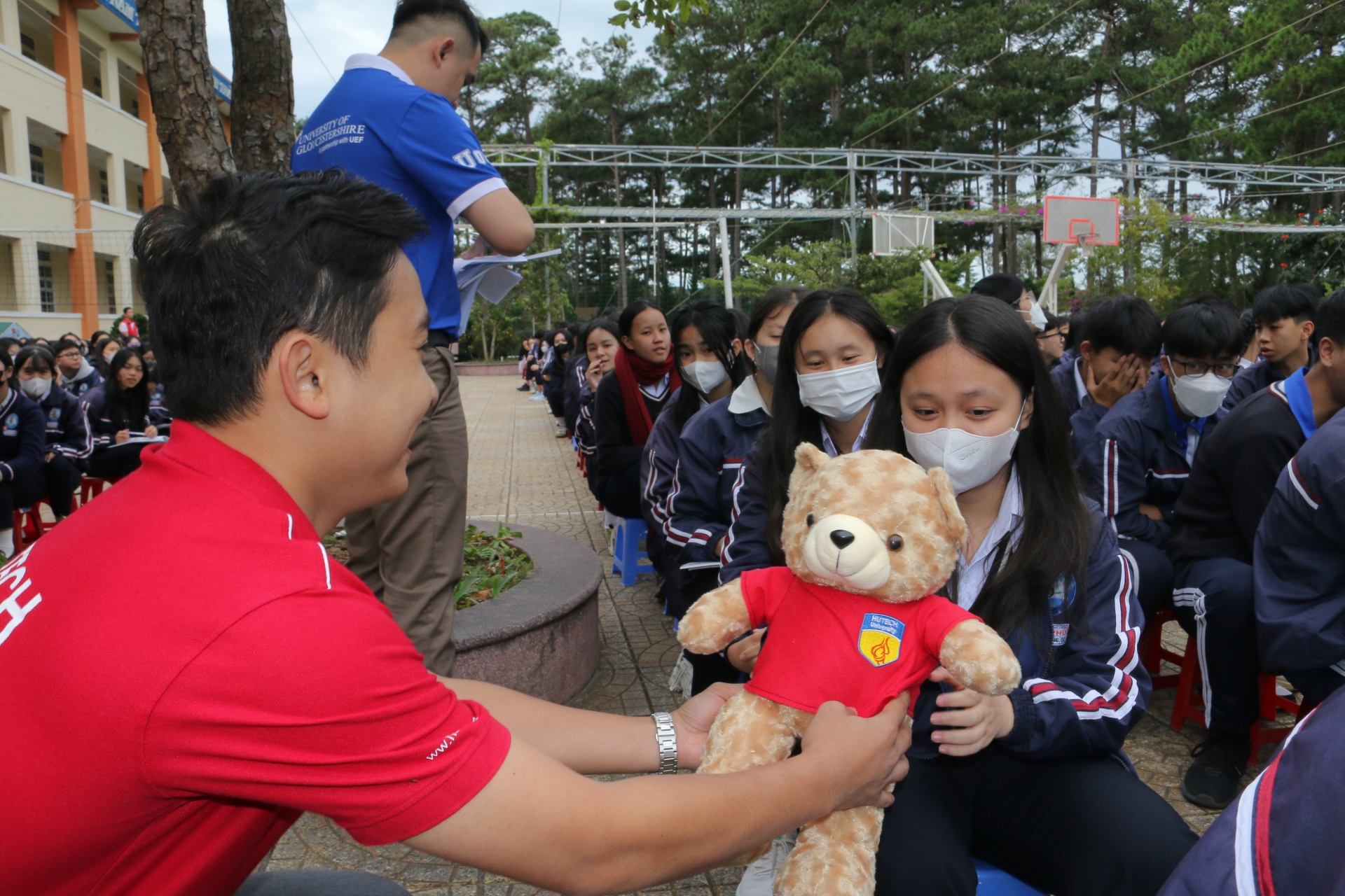 Tặng quà lưu niệm cho học sinh đặt câu hỏi