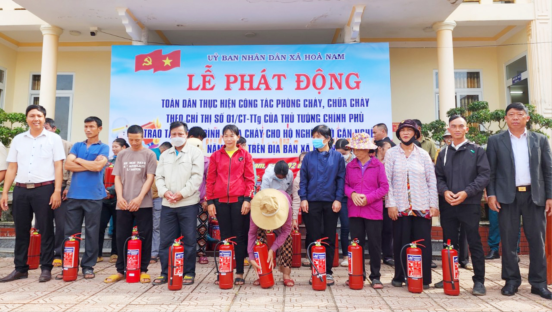 Trao bình chữa cháy cho hộ nghèo trên địa bàn xã Hoà Nam