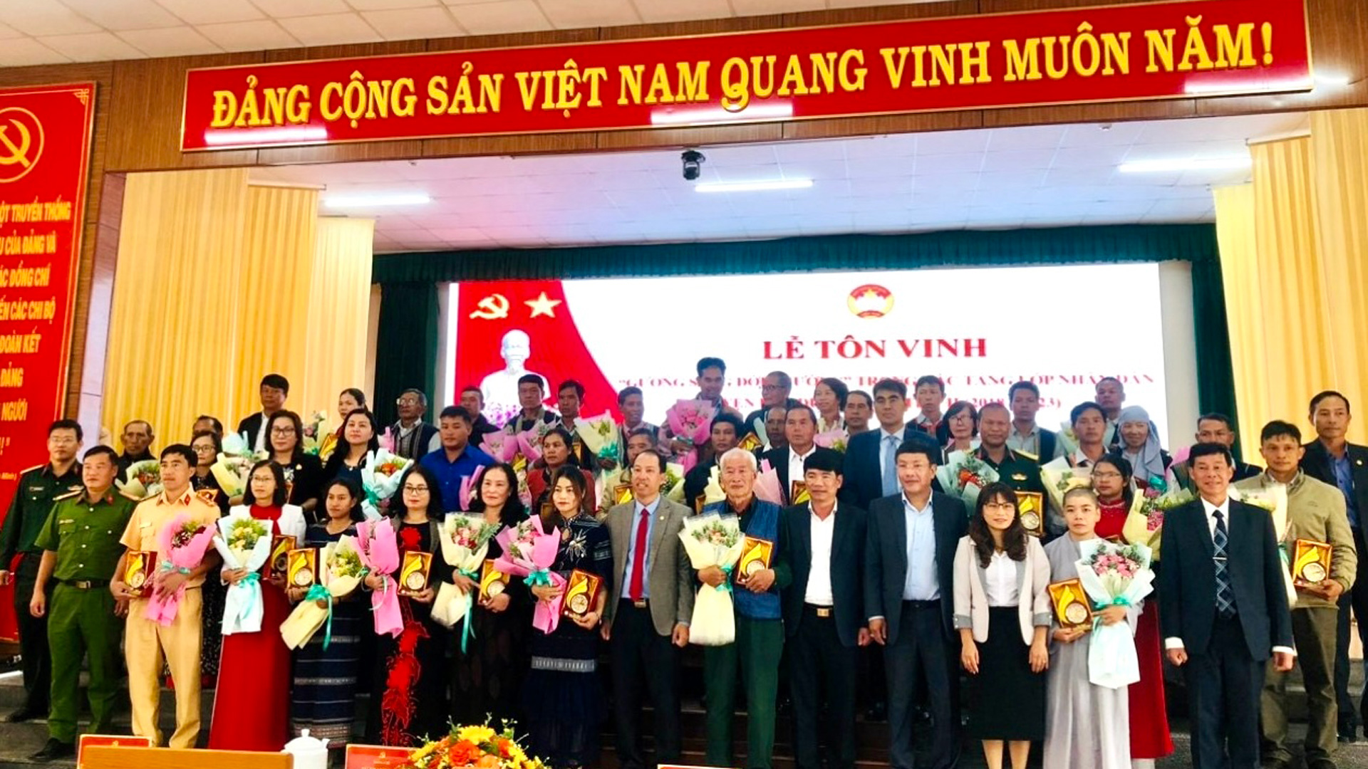 Đại diện lãnh đạo Ủy ban MTTQ Việt Nam tỉnh Lâm Đồng và lãnh đạo huyện Lạc Dương chụp hình lưu niệm với các gương điển hình