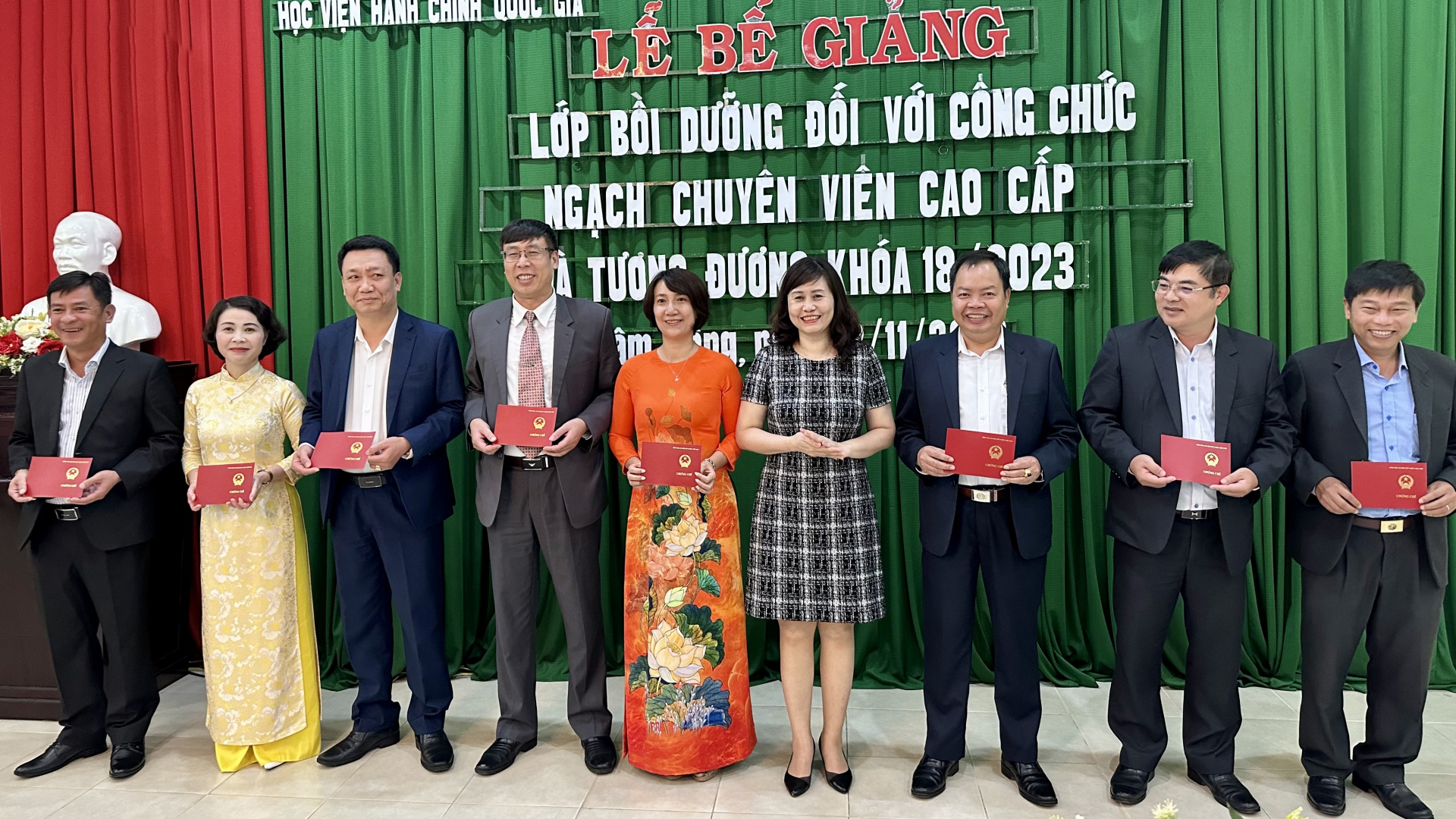 Thạc sĩ Lê Phương Thúy – Phó Trưởng Ban quản lý Bồi dưỡng, Học viện Hành chính Quốc gia trao chứng chỉ hoàn thành khóa học cho các học viên