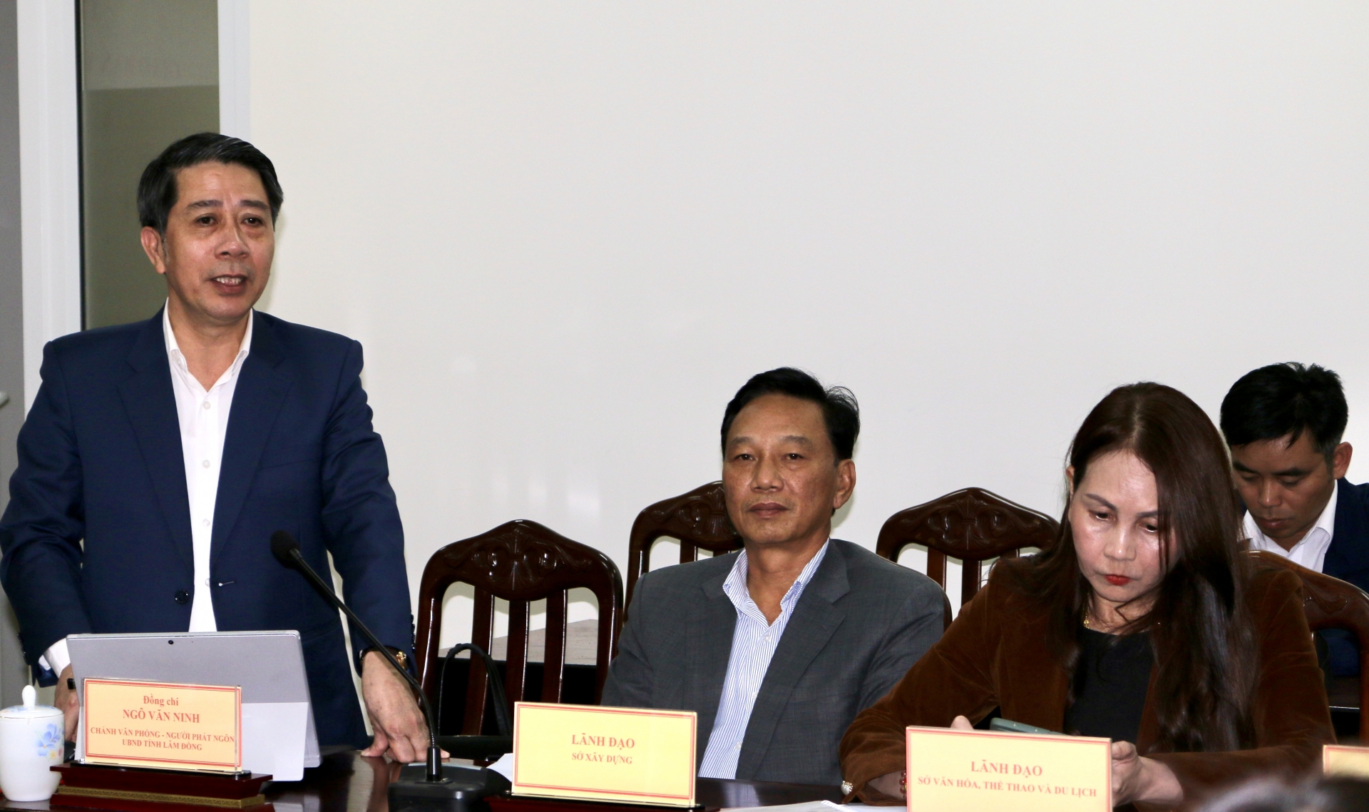 Ông Ngô Văn Ninh - Người phát ngôn của UBND tỉnh trả lời câu hỏi của các nhà báo về tiến độ thi công dự án mở rộng đèo Prenn và việc triển khai dự án cao tốc Tân Phú – Bảo Lộc 
