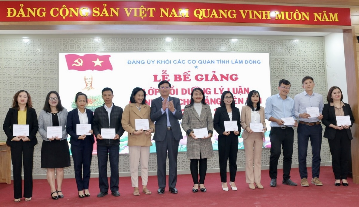Đồng chí Hoàng Thanh Hải – Bí thư Đảng ủy Khối các cơ quan tỉnh trao giấy chứng nhận cho các học viên