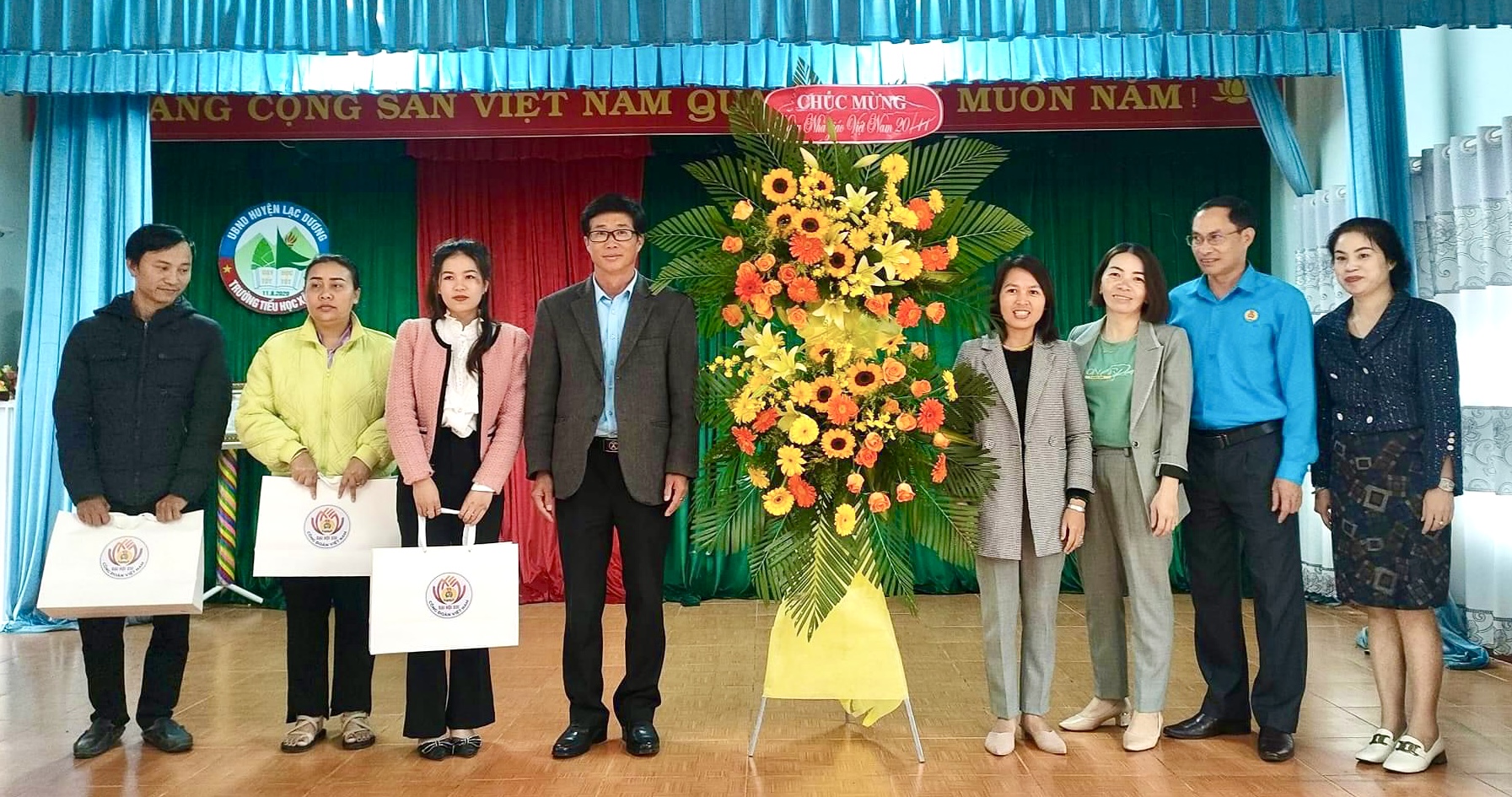 Liên đoàn Lao động huyện Lạc Dương thăm, chúc mừng các cơ sở giáo dục và tặng quà cho giáo viên, CNV khó khăn