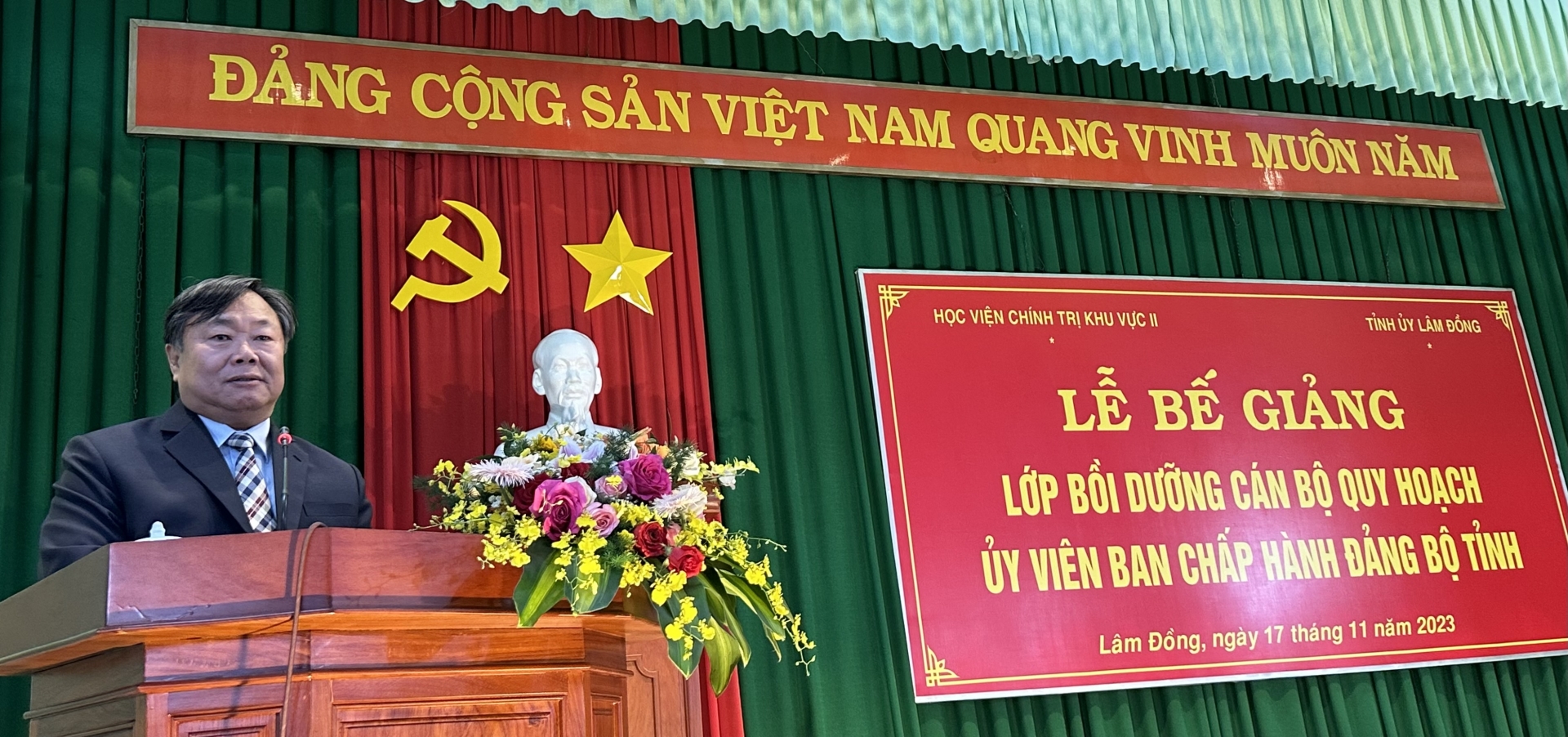 PGS. TS Nguyễn Quốc Dũng - Giám đốc Học viện Chính trị Khu vực II phát biểu tại lễ bế giảng