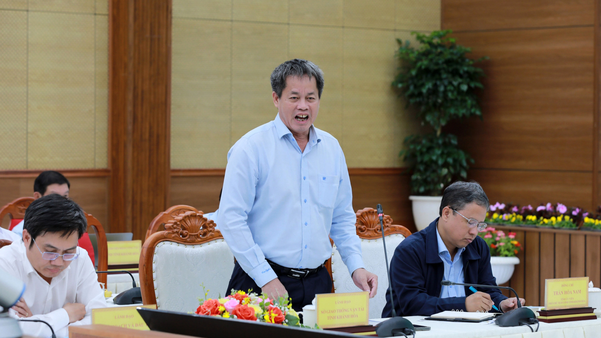 Lãnh đạo Sở GTVT tỉnh Khánh Hoà trao đổi tại hội nghị