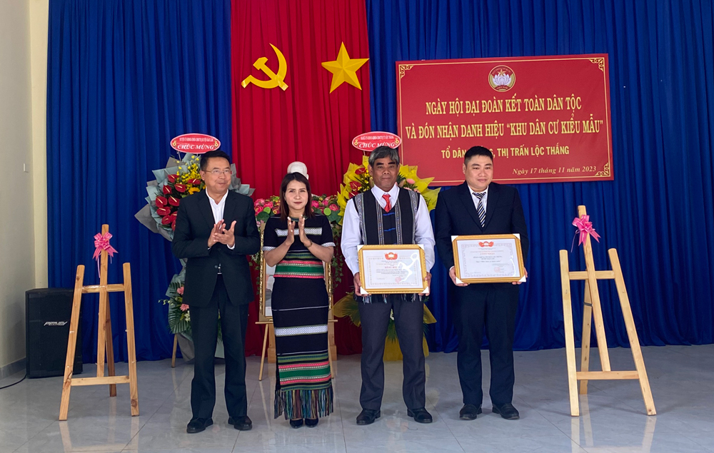 Giám đốc Sở Kế hoạch và Đầu tư tỉnh trao bằng công nhận Khu dân cư kiểu mẫu và bằng khen của Uỷ ban MTTQ Việt Nam tỉnh Lâm Đồng cho cán bộ và nhân dân Tổ dân phố 16