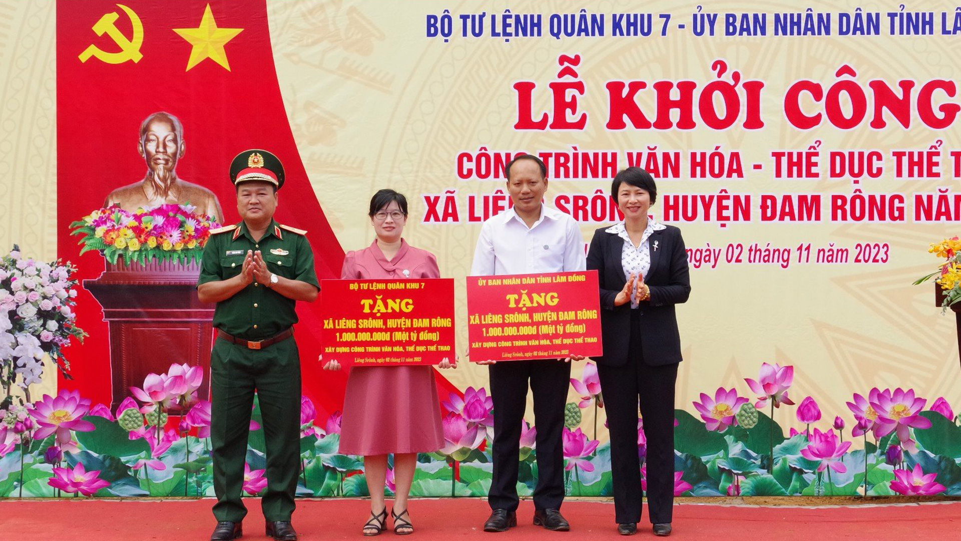 Đại diện Quân khu 7 và Tỉnh ủy Lâm Đồng trao biểu trưng hỗ trợ công trình văn hóa, thể dục thể thao tại Thôn 2, xã Liêng Srônh, huyện Đam Rông