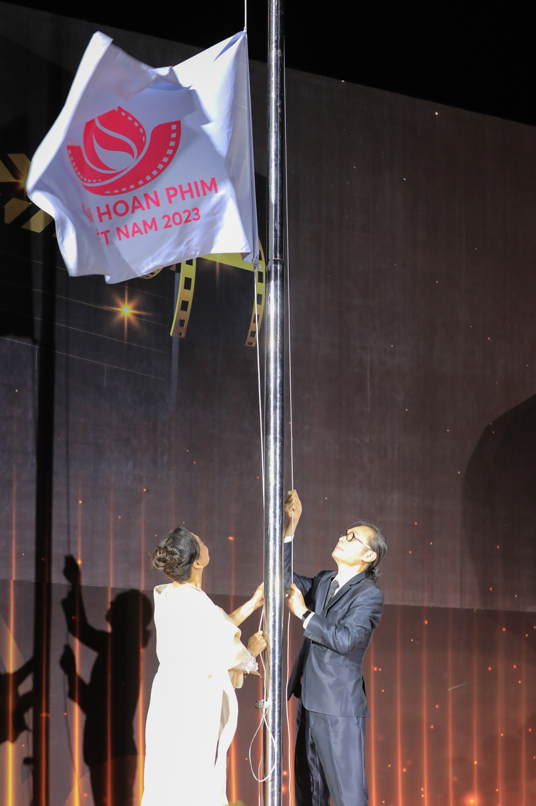 NSND Lê Khanh và NSƯT Trần Lực thực hiện nghi thức kéo cờ Liên hoan Phim