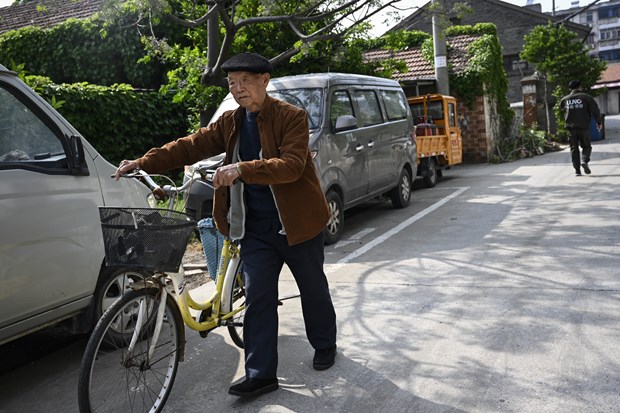 Người cao tuổi di chuyển trên đường phố tại tỉnh Giang Tô, Trung Quốc, ngày 27/4/2023