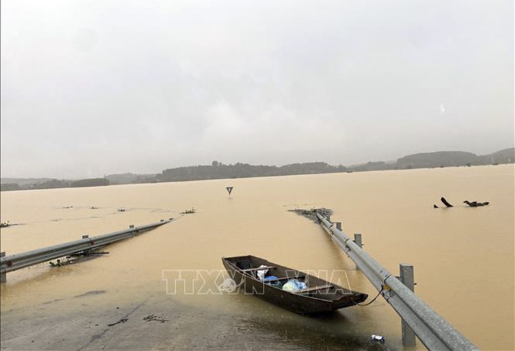 Nước lũ dâng cao gây ngập úng một tuyến đường tại xã Phúc Đồng, huyện Hương Khê, tỉnh Hà Tĩnh