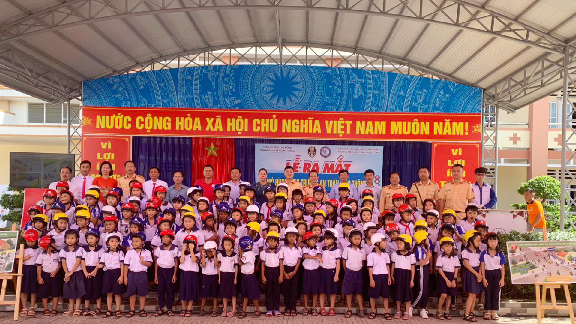 Trao tặng mũ bảo hiểm cho các em học sinh