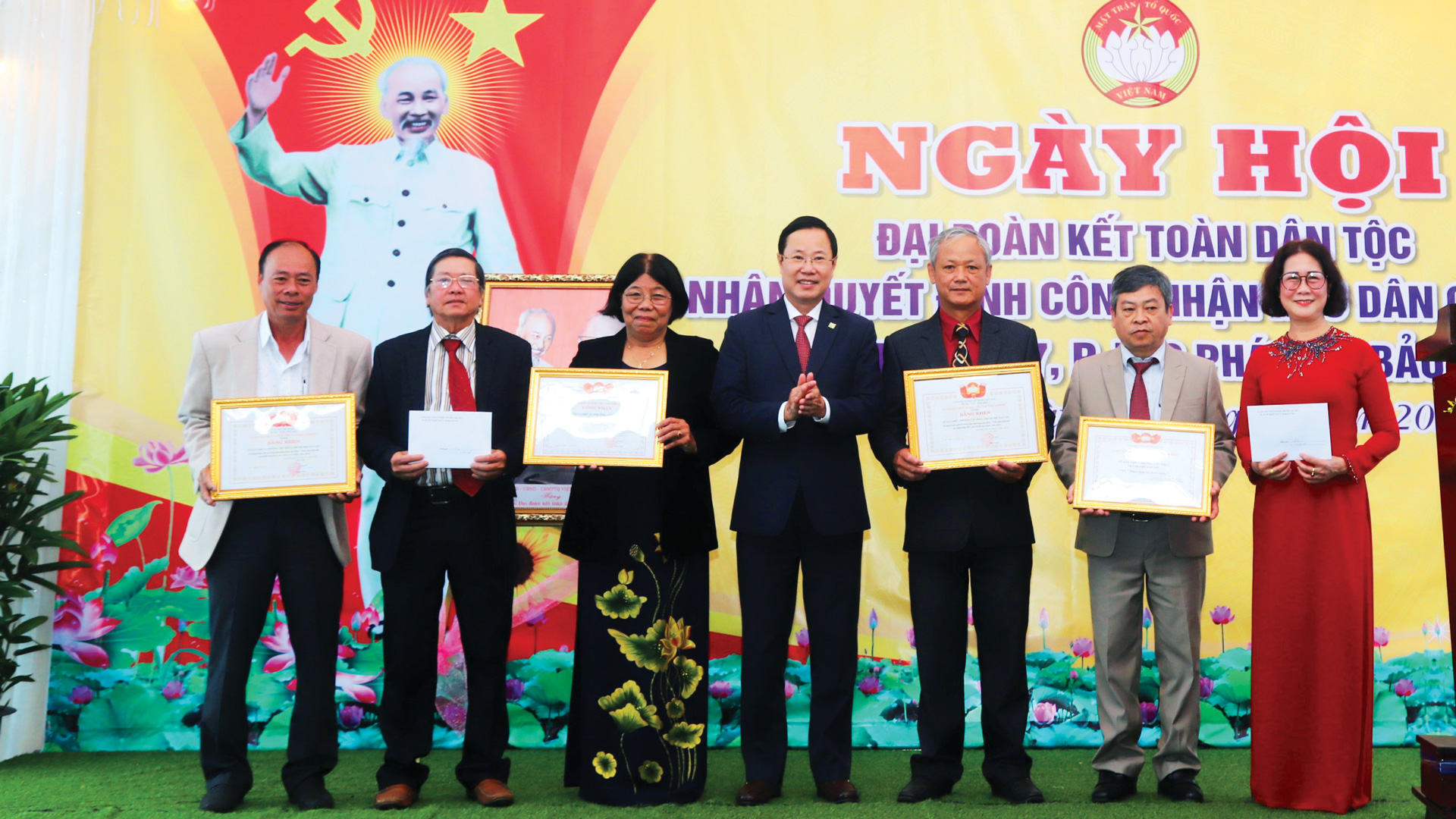 Đồng chí Phạm Triều - Chủ tịch Ủy ban MTTQ Việt Nam tỉnh trao bằng công nhận Khu dân cư kiểu mẫu cho cán bộ, Nhân dân Tổ dân phố 7 (phường Lộc Phát)