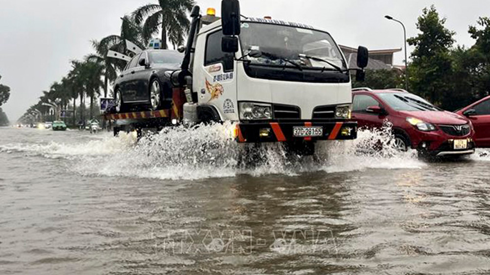Nhiều tuyến đường tại TP Vinh (Nghệ An) ngập sâu do mưa lớn