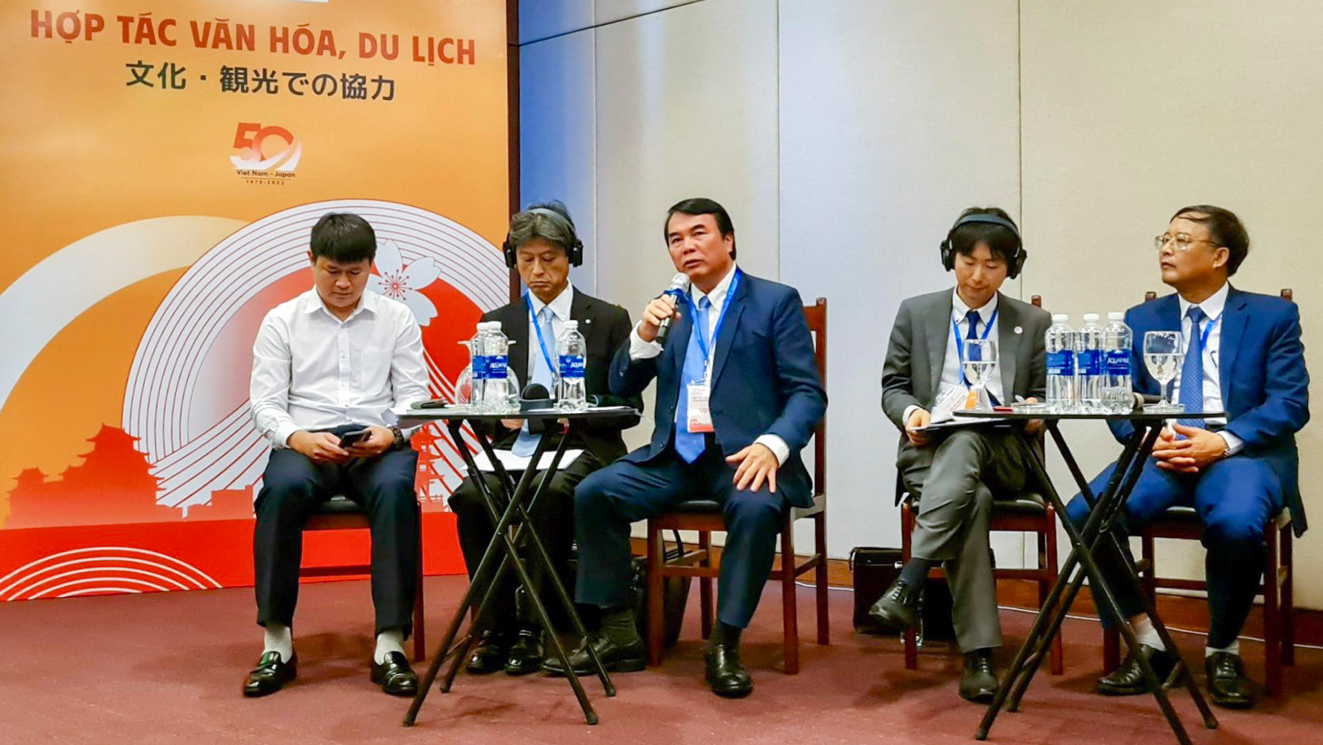 Phó Chủ tịch UBND tỉnh Lâm Đồng Phạm S phát biểu trong phiên họp chuyên đề Hợp tác về Văn hoá - Du lịch