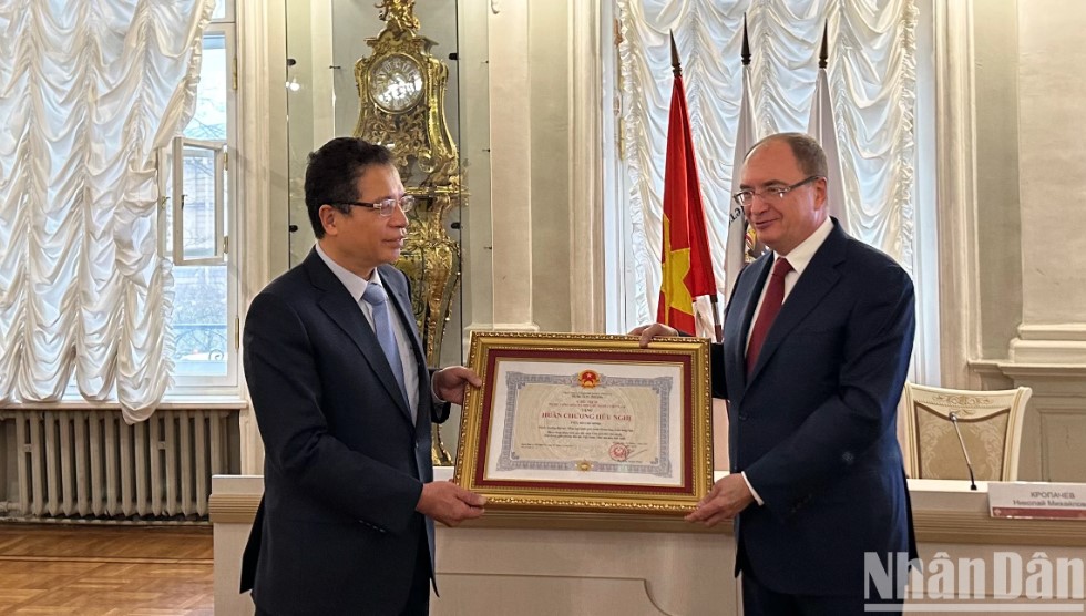 Đại sứ Đặng Minh Khôi và Hiệu trường Trường Đại học Tổng hợp quốc gia Saint Petersburg Nikolai Kropachev tại lễ trao tặng Huân chương Hữu nghị cho Viện Hồ Chí Minh