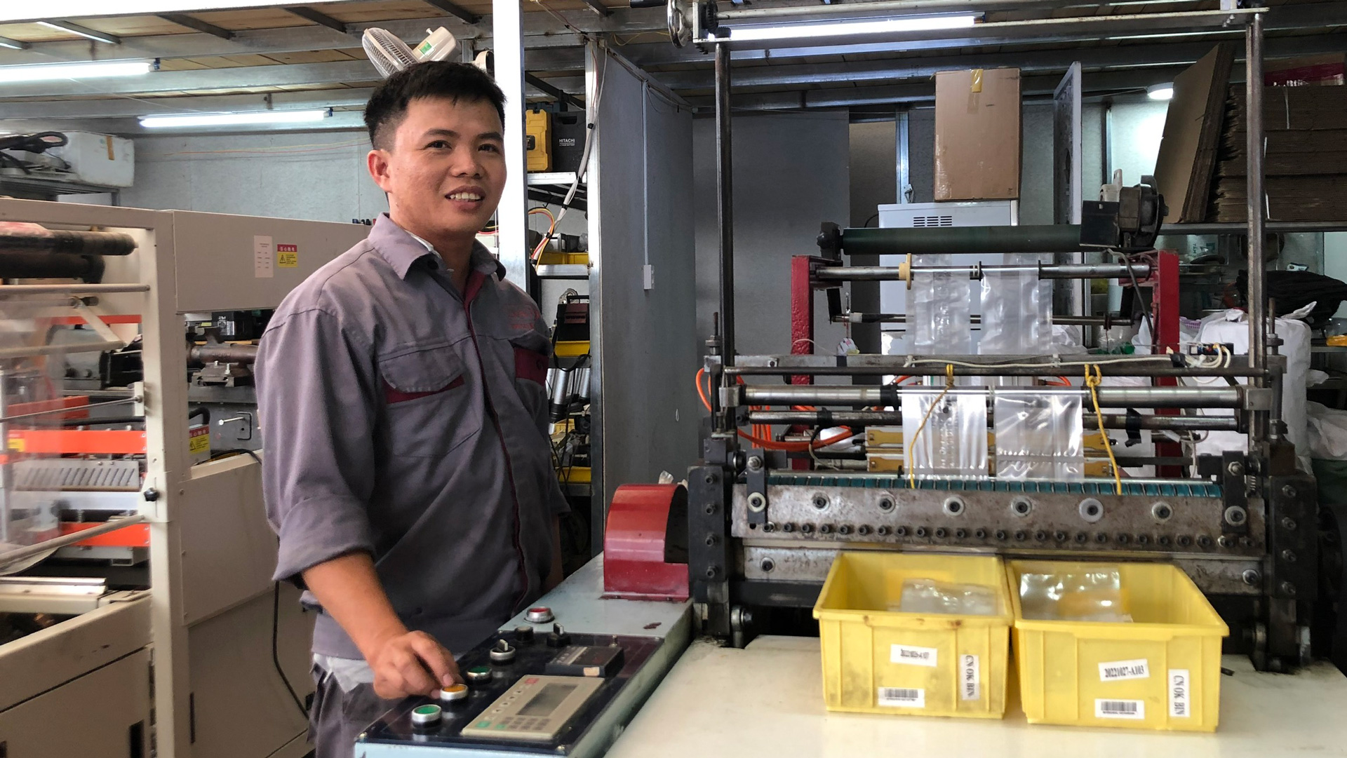 Nguyễn Thành Đạt bên chiếc máy tự động sản xuất ra những chiếc túi quang tự dưỡng chất lượng cao