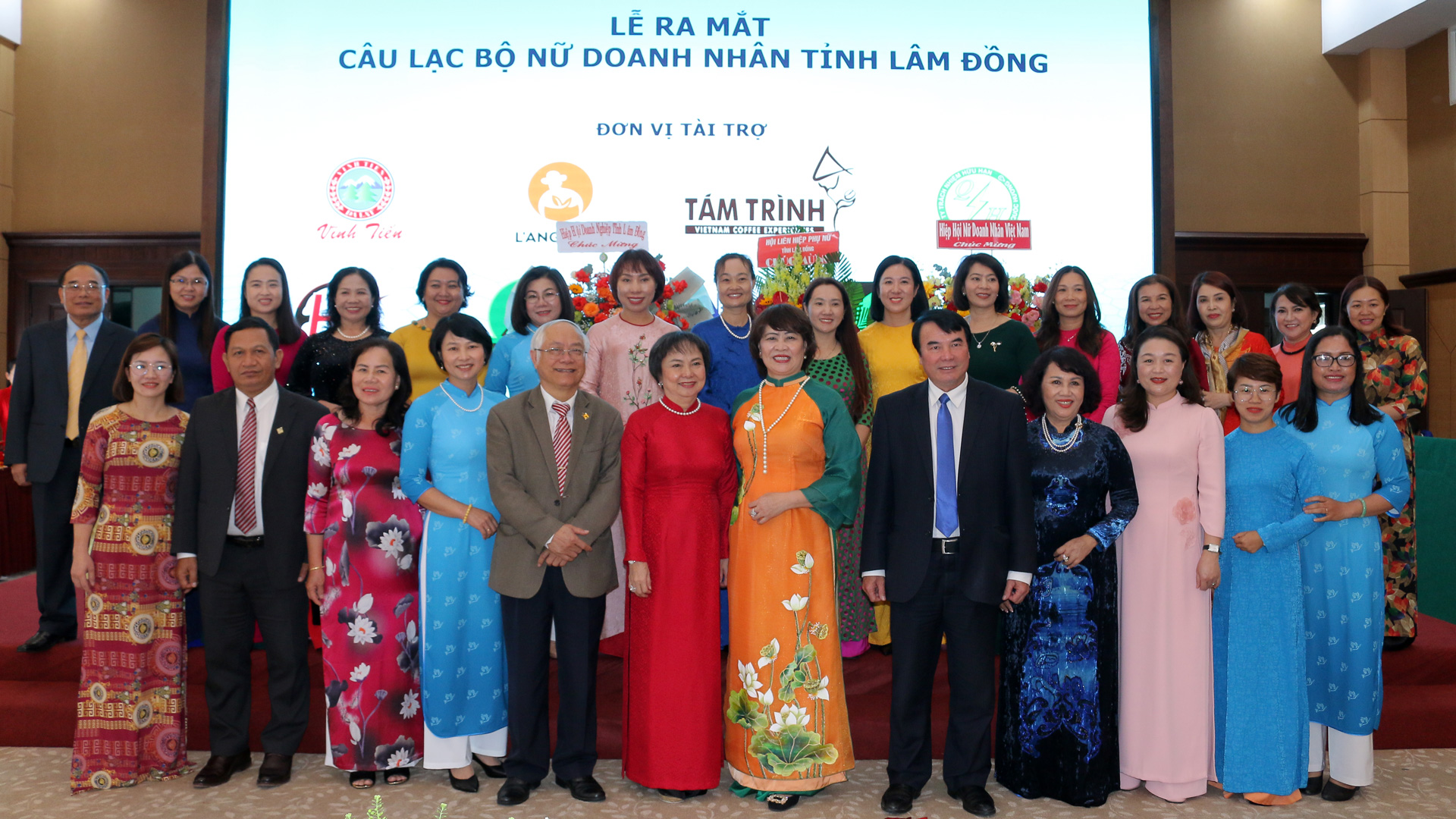 Đại diện lãnh đạo tỉnh chụp hình lưu niệm với Câu lạc bộ Nữ doanh nhân tỉnh Lâm Đồng