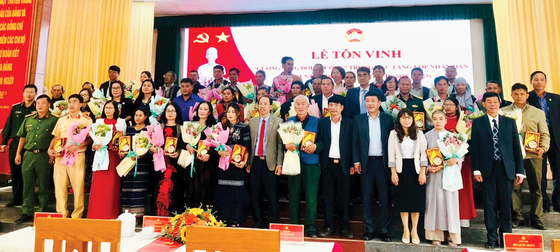 Lãnh đạo huyện Lạc Dương chụp hình lưu niệm với những gương sáng đời thường giai đoạn 2018-2023 vừa được tôn vinh