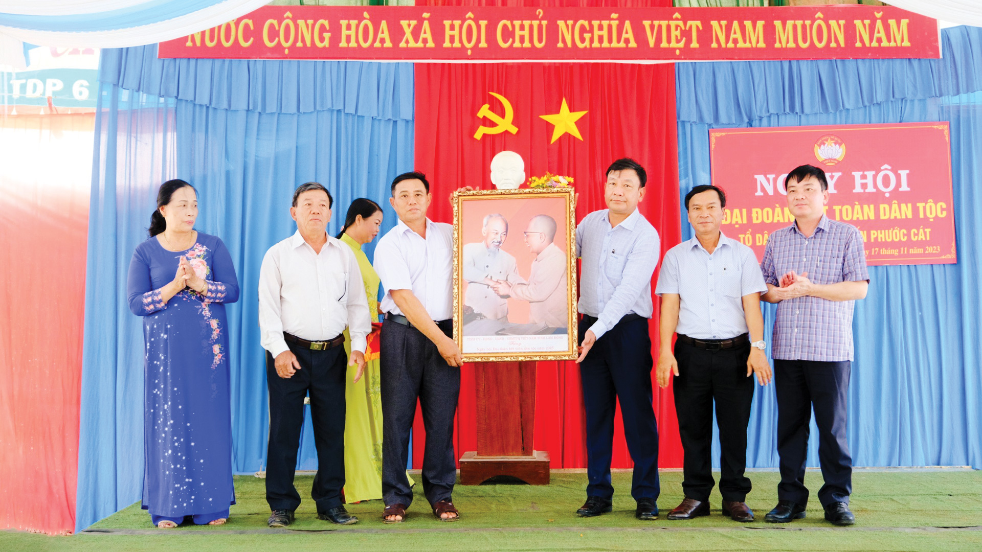 Đồng chí Bùi Thắng - Ủy viên Ban Thường vụ, Trưởng Ban Tuyên giáo Tỉnh ủy
trao tặng bức tranh Bác Hồ - Bác Tôn cho Nhân dân Tổ dân phố 7