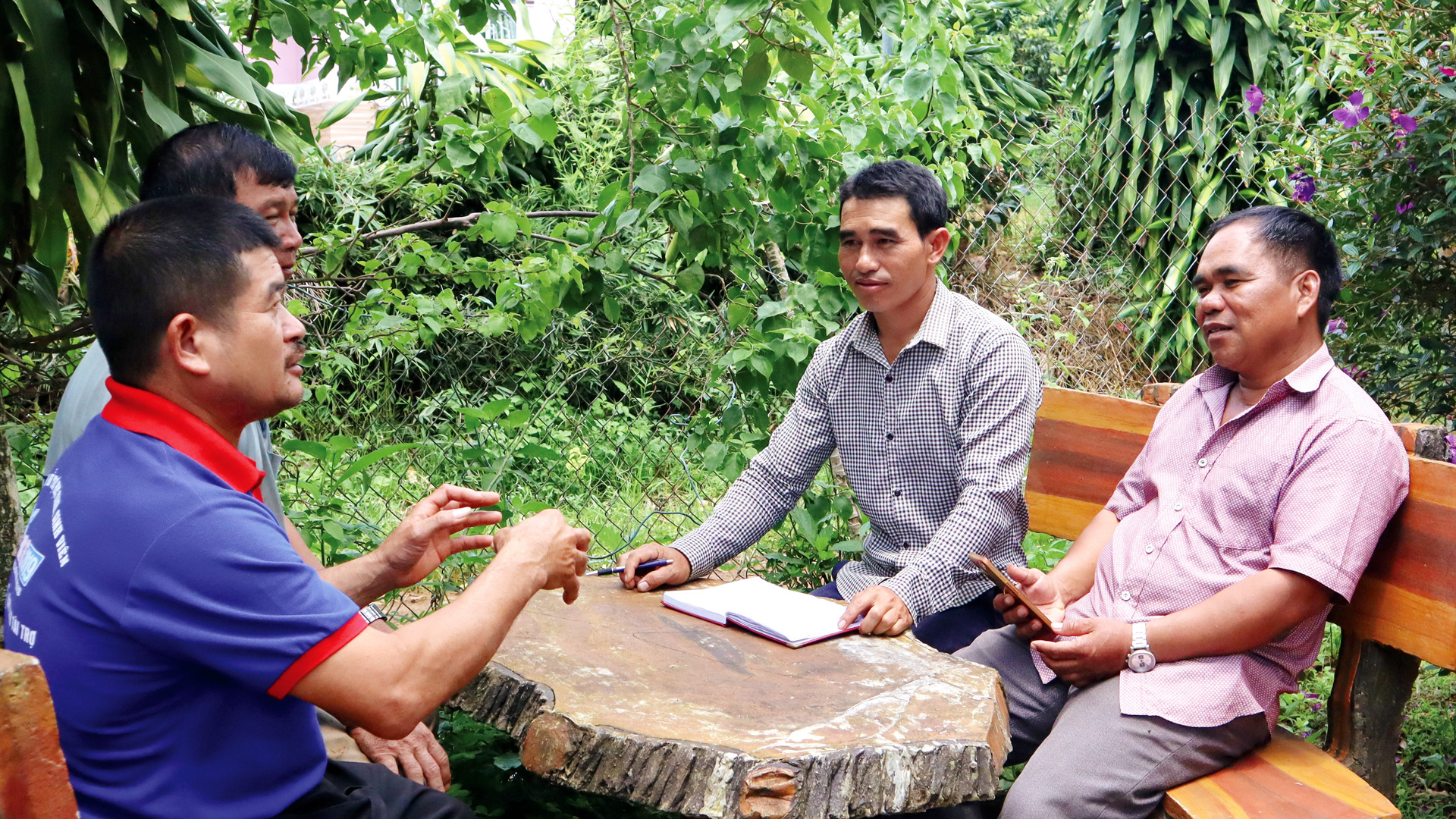 Ban Nhân dân và người có uy tín Thôn 10, xã Đinh Trang Hòa, huyện Di Linh thường xuyên gặp gỡ để kịp thời nắm bắt tâm tư, nguyện vọng của Nhân dân