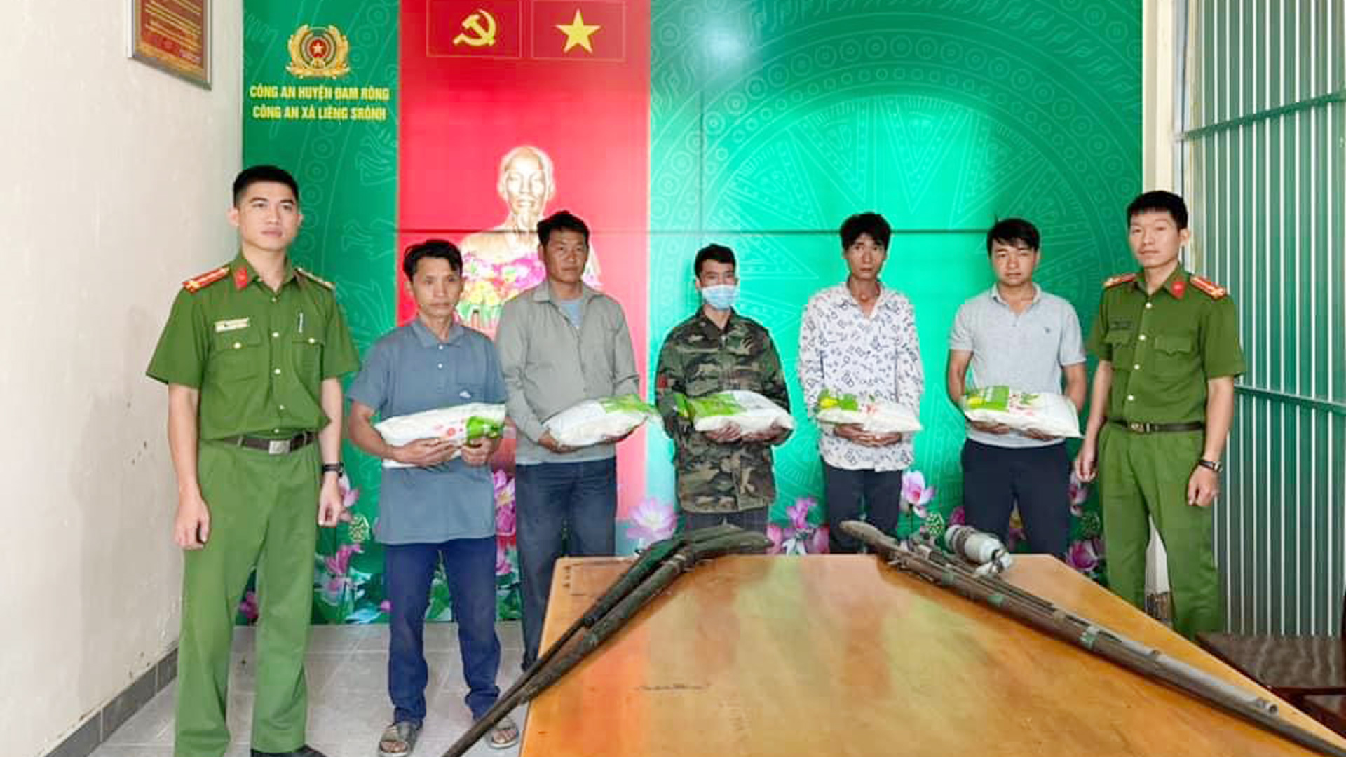 Công an huyện Đam Rông thực hiện hiệu quả Chương trình Vận động thu hồi, giao nộp 
vũ khí, vật liệu nổ và công cụ hỗ trợ