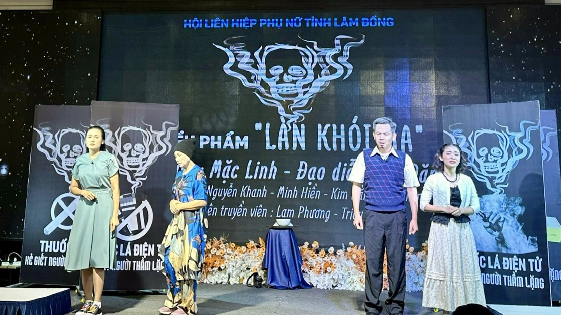 Tiểu phẩm “Làn khói ma” do các tuyên truyền viên thuộc Hội LHPN Đà Lạt diễn 
trong Hội thi Sáng kiến truyền thông “Gia đình có sức khỏe - Không khói thuốc”