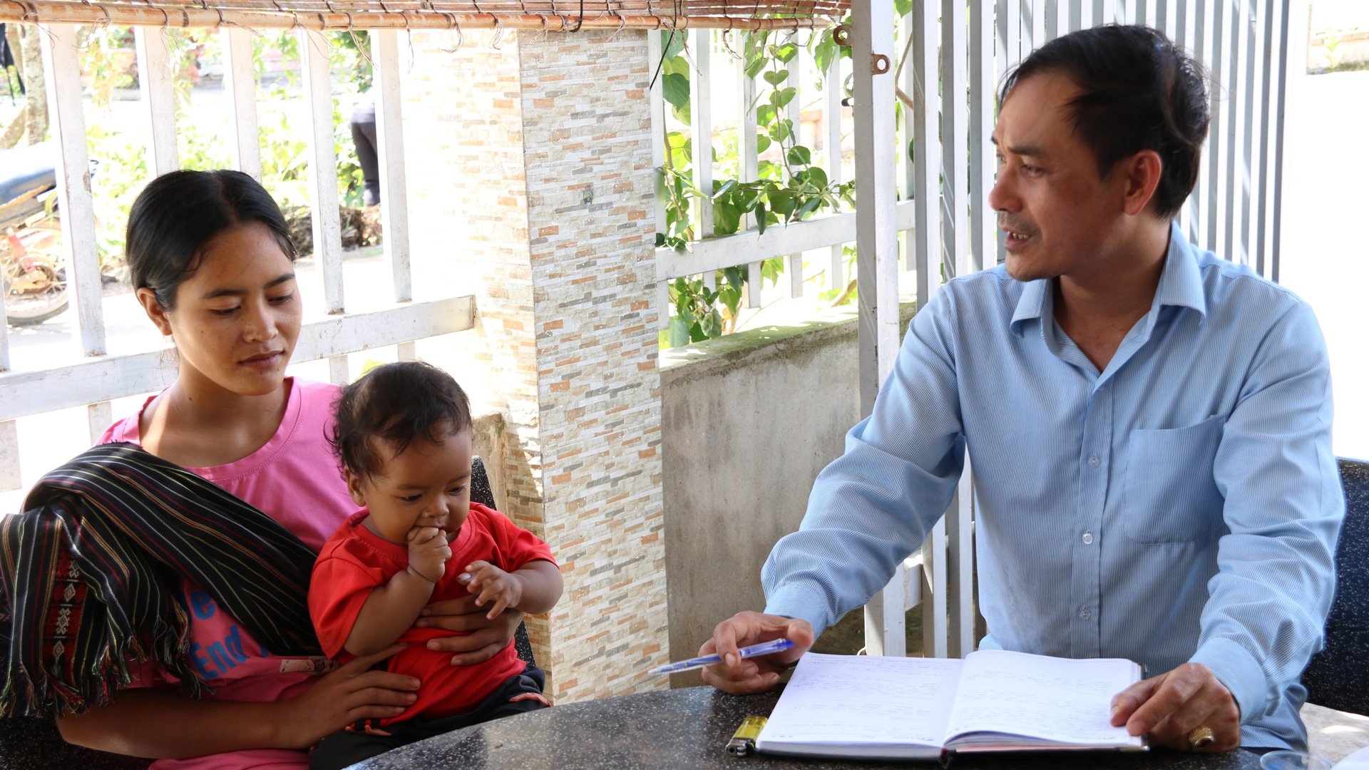 Trưởng thôn Phan Văn Tiếng luôn phát huy tốt vai trò của mình để tuyên truyền, PBGDPL cho người dân địa phương