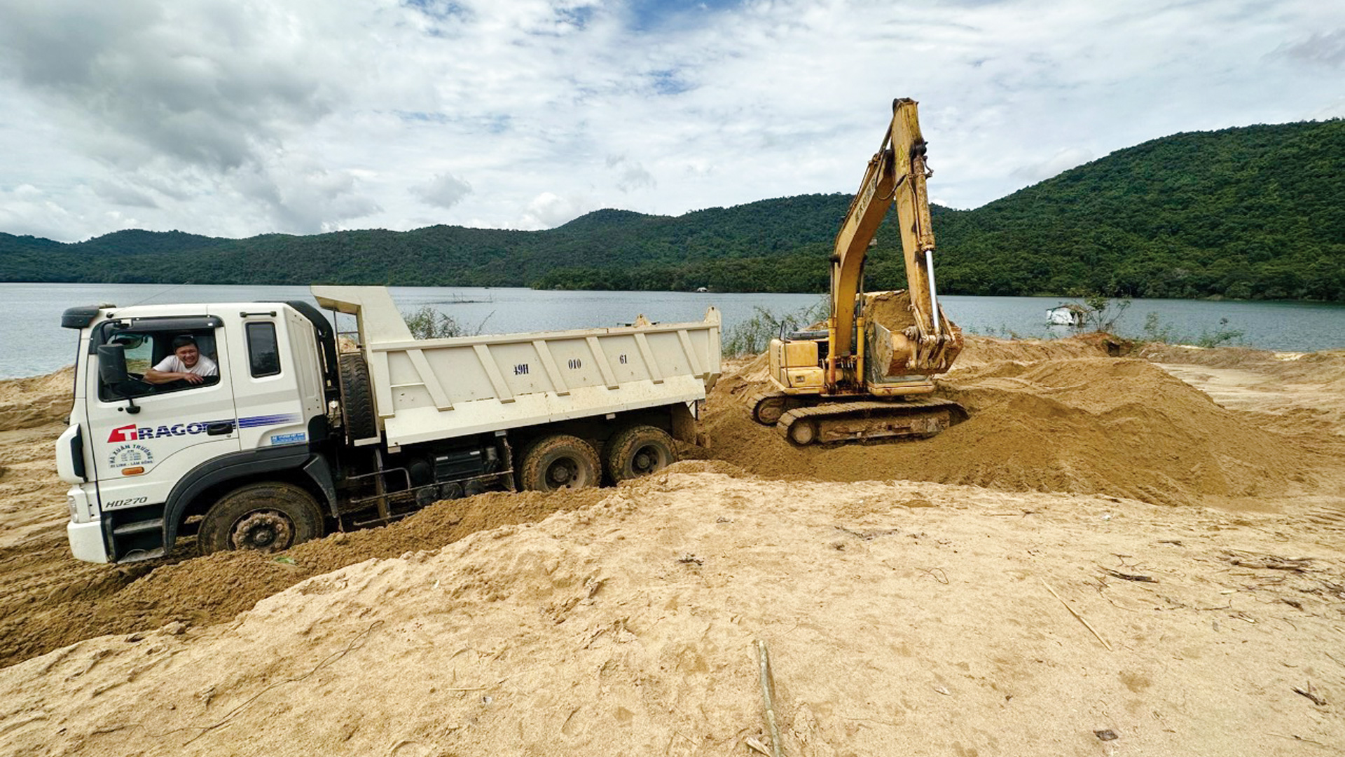 Điều tra vụ khai thác cát trái phép tại Di Linh