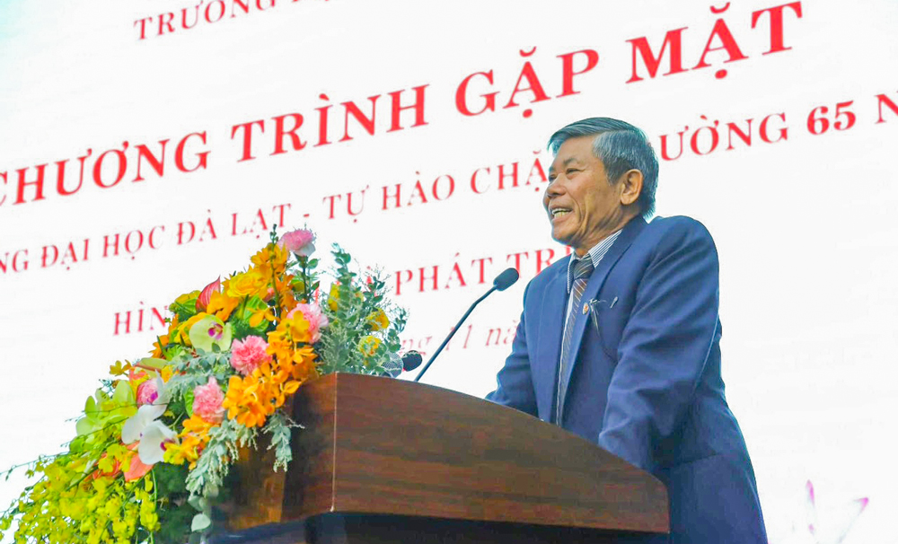 Tác giả - cựu sinh viên Trường Đại học Đà Lạt - phát biểu tại buổi gặp mặt