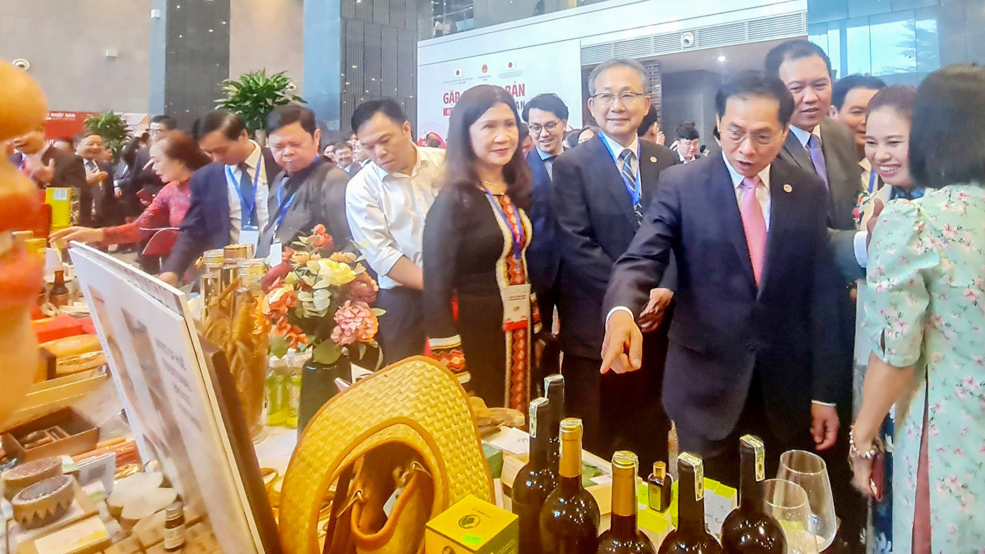 Các đại biểu tham quan gian hàng trưng bày sản phẩm tiêu biểu Việt Nam – Nhật Bản