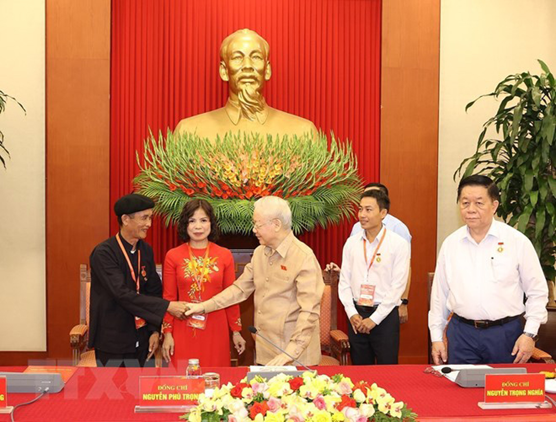 Tổng Bí thư Nguyễn Phú Trọng chúc mừng đại biểu điển hình