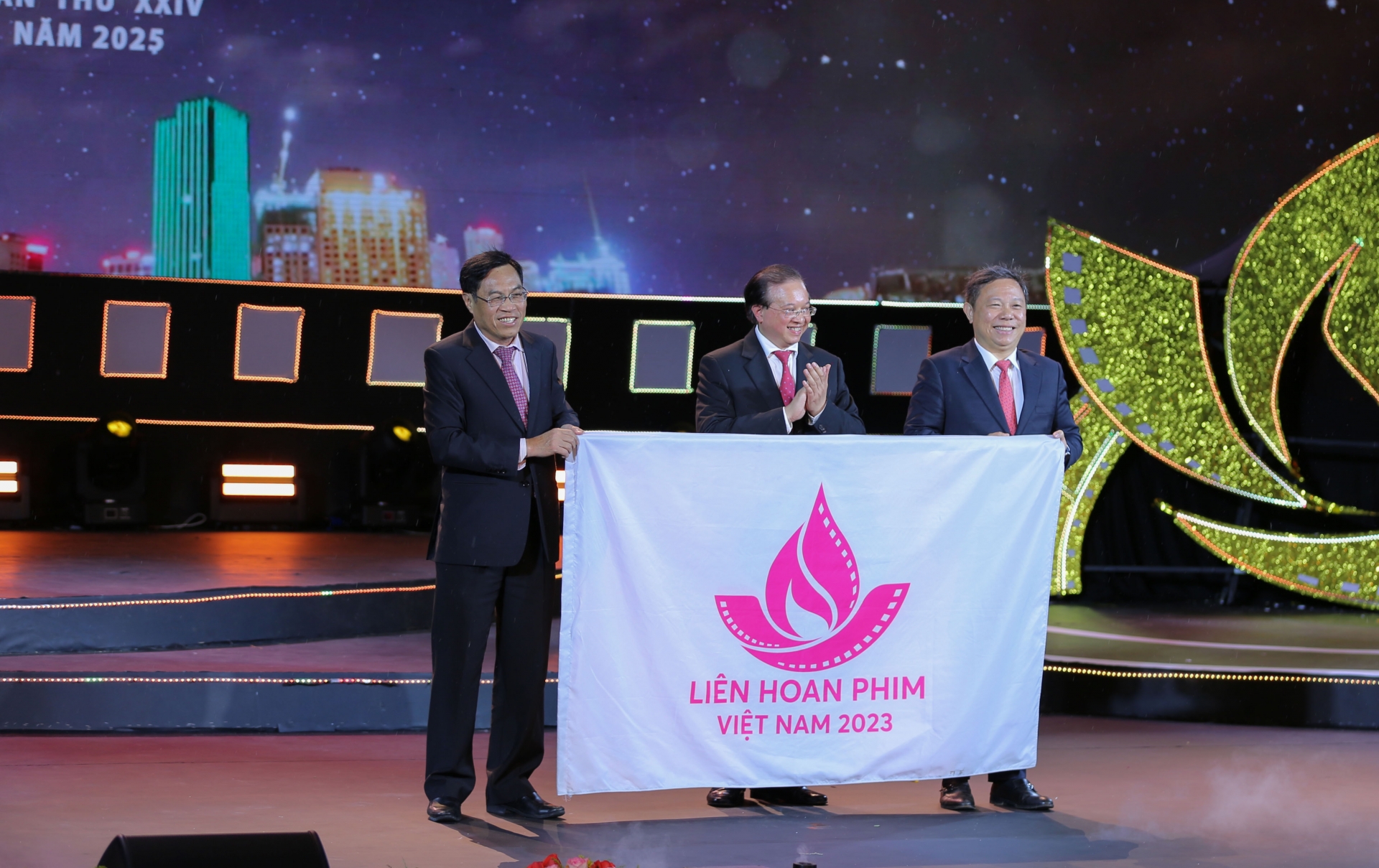 Phó Chủ tịch UBND tỉnh Lâm Đồng Võ Ngọc Hiệp trao cờ đăng cai Liên hoan Phim lần thứ XXIV cho đại diện lãnh đạo TP Hồ Chí Minh