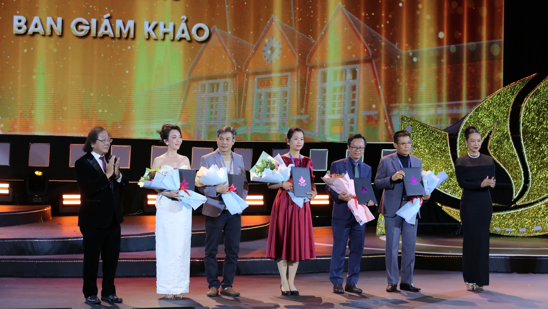 Diễn viên Hồng Ánh và ..... trao giải thưởng của ban giám khảo.